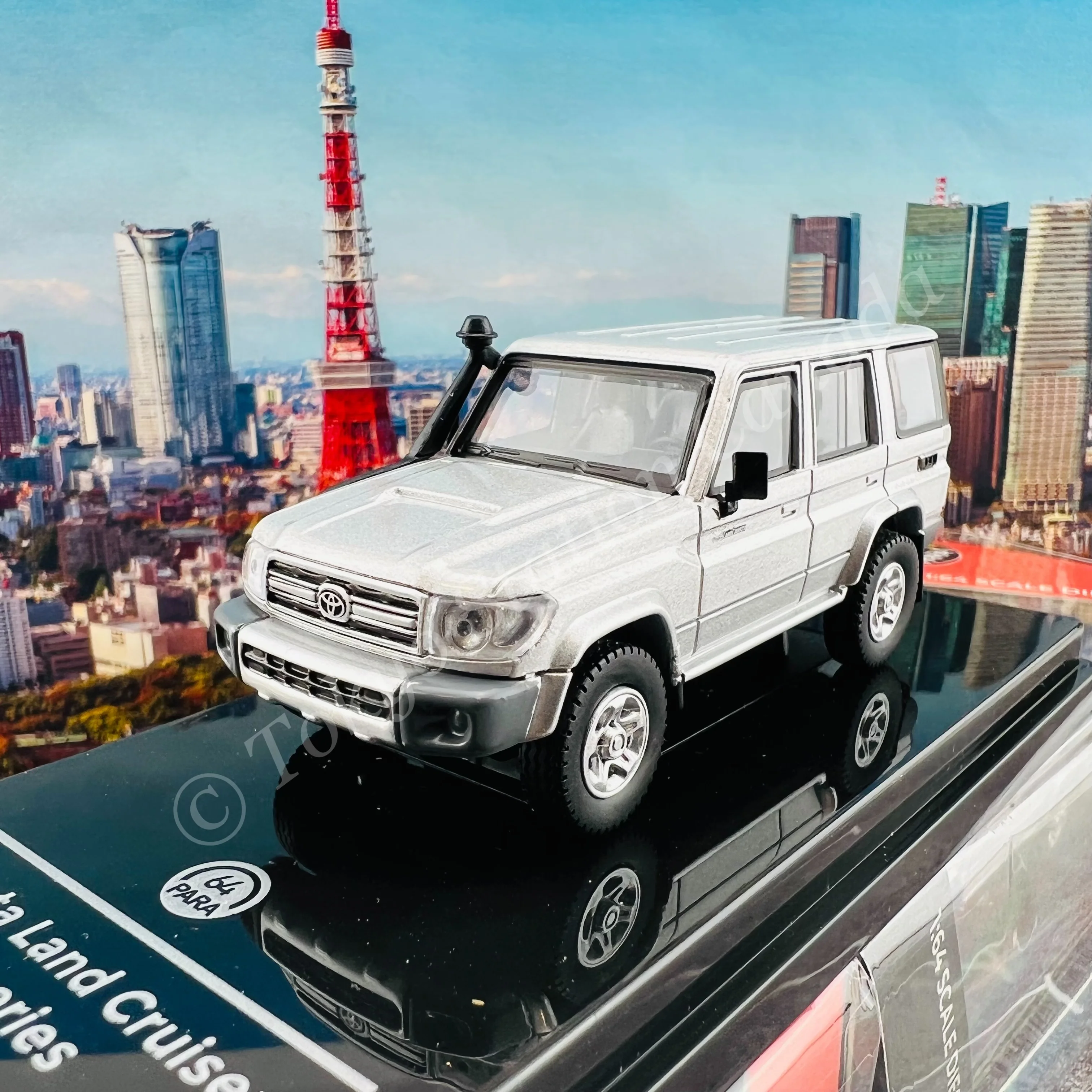 PARA64 1/64 Toyota Land Cruiser LC76 Silver Pearl LHD PA-55312 - Image 2