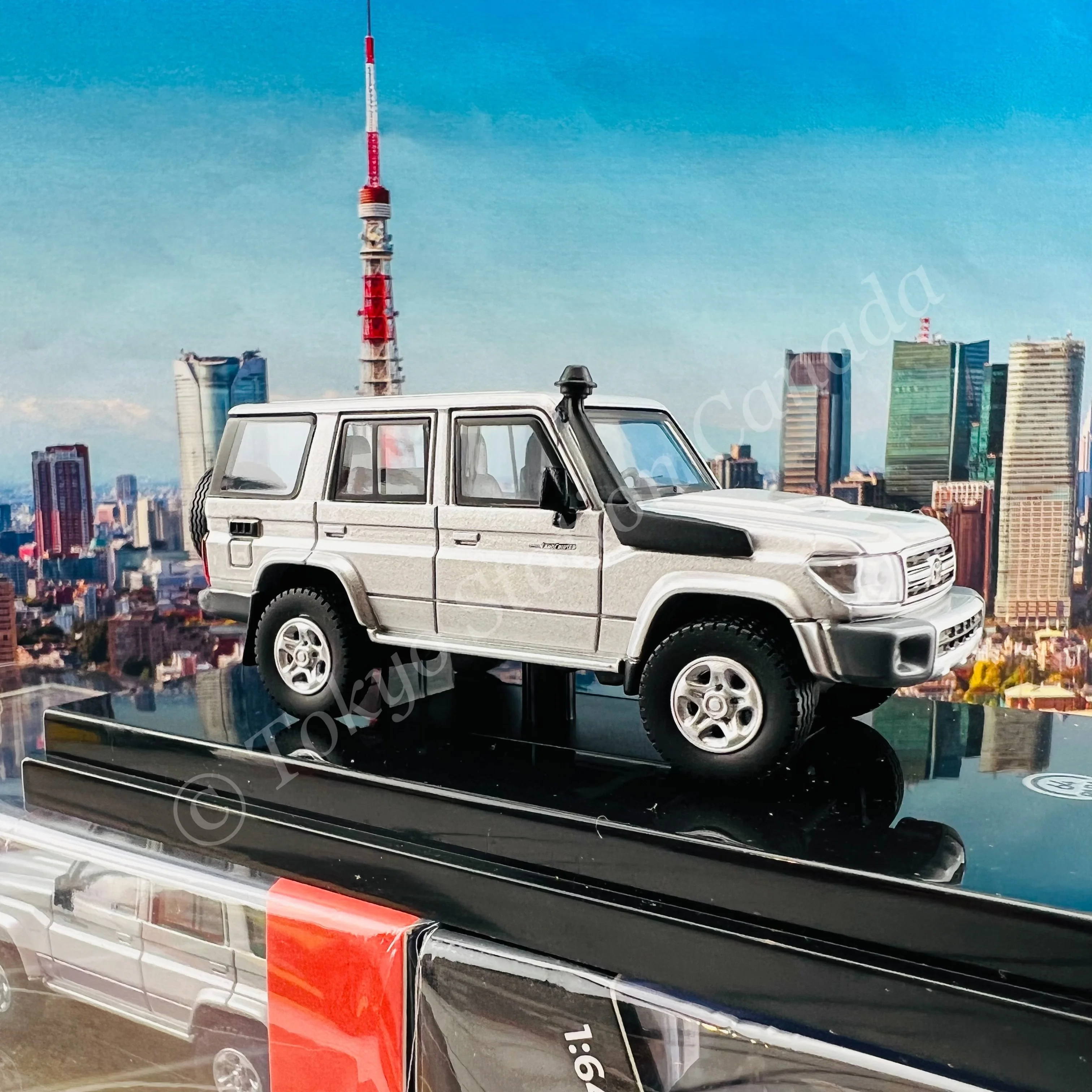 PARA64 1/64 Toyota Land Cruiser LC76 Silver Pearl LHD PA-55312 - Image 3