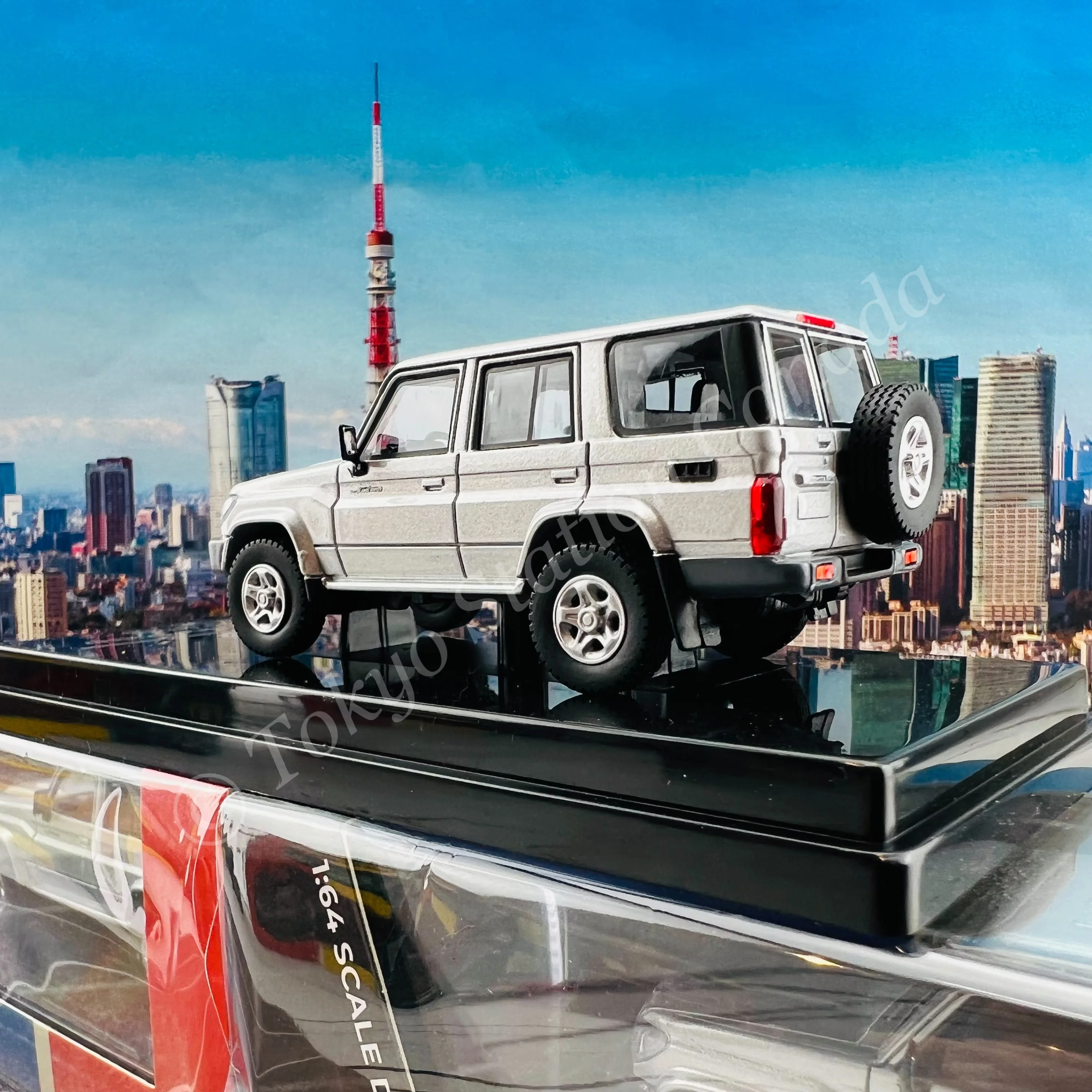 PARA64 1/64 Toyota Land Cruiser LC76 Silver Pearl LHD PA-55312 - Image 4
