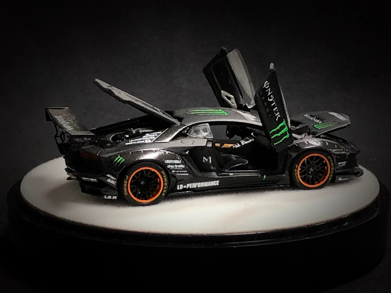 PREORDER PEAKO64 x PGM 1/64 LB 700 Aventador wit ROUND turntable and container PGM-640402B (Approx. Release Date : Aug 2021 subject to manufacturer's final decision) - Image 3