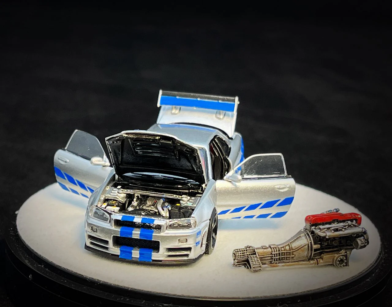 PGM x One Model 1/64 R34 Z Tune Silver Blue Stripe with Engine - Round Box - Image 2