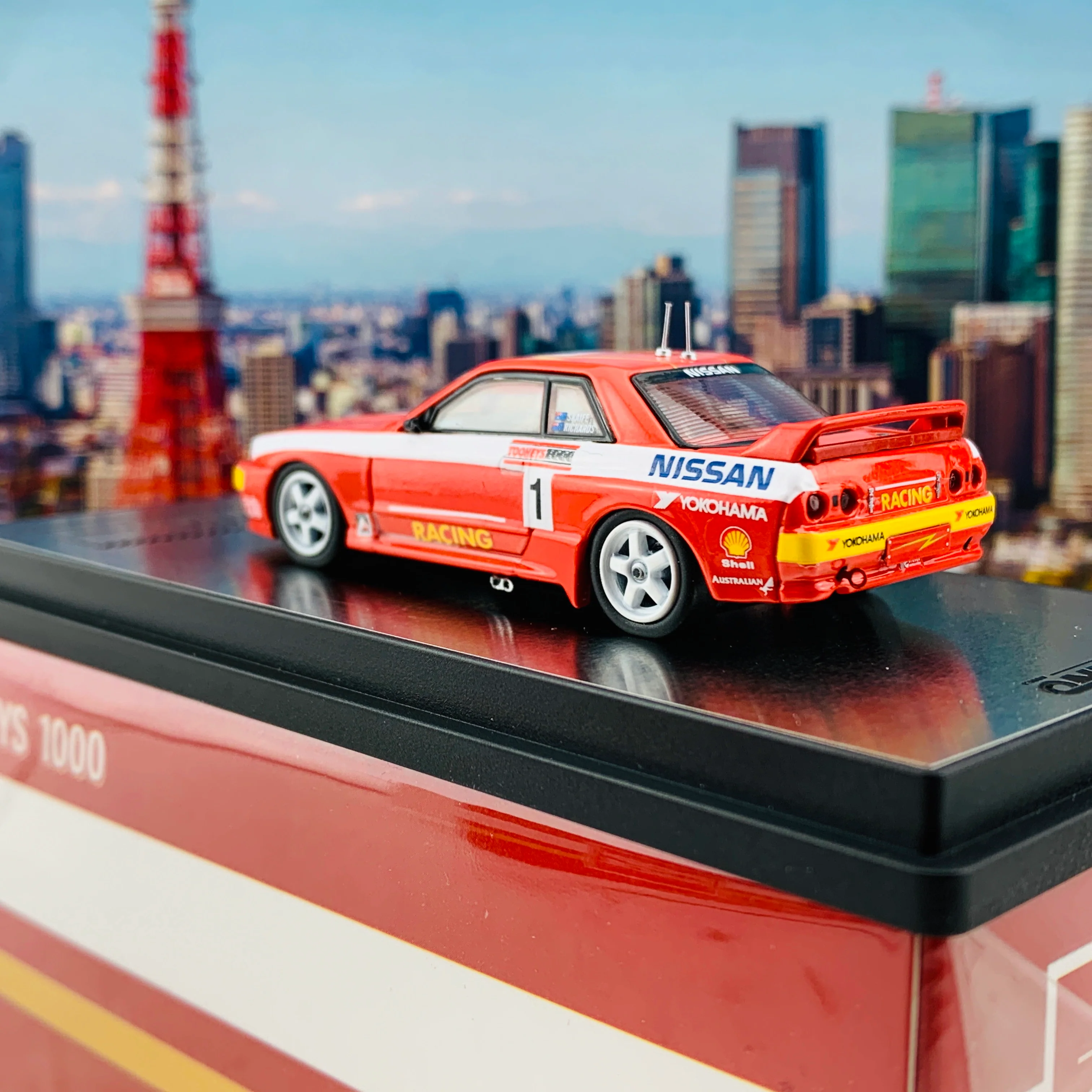 POP RACE x INNO64 1/64 NISSAN SKYLINE GTR R32 #1 Tooheys 1000 1992  (with display case) PR64-R32-92T01 - Image 5