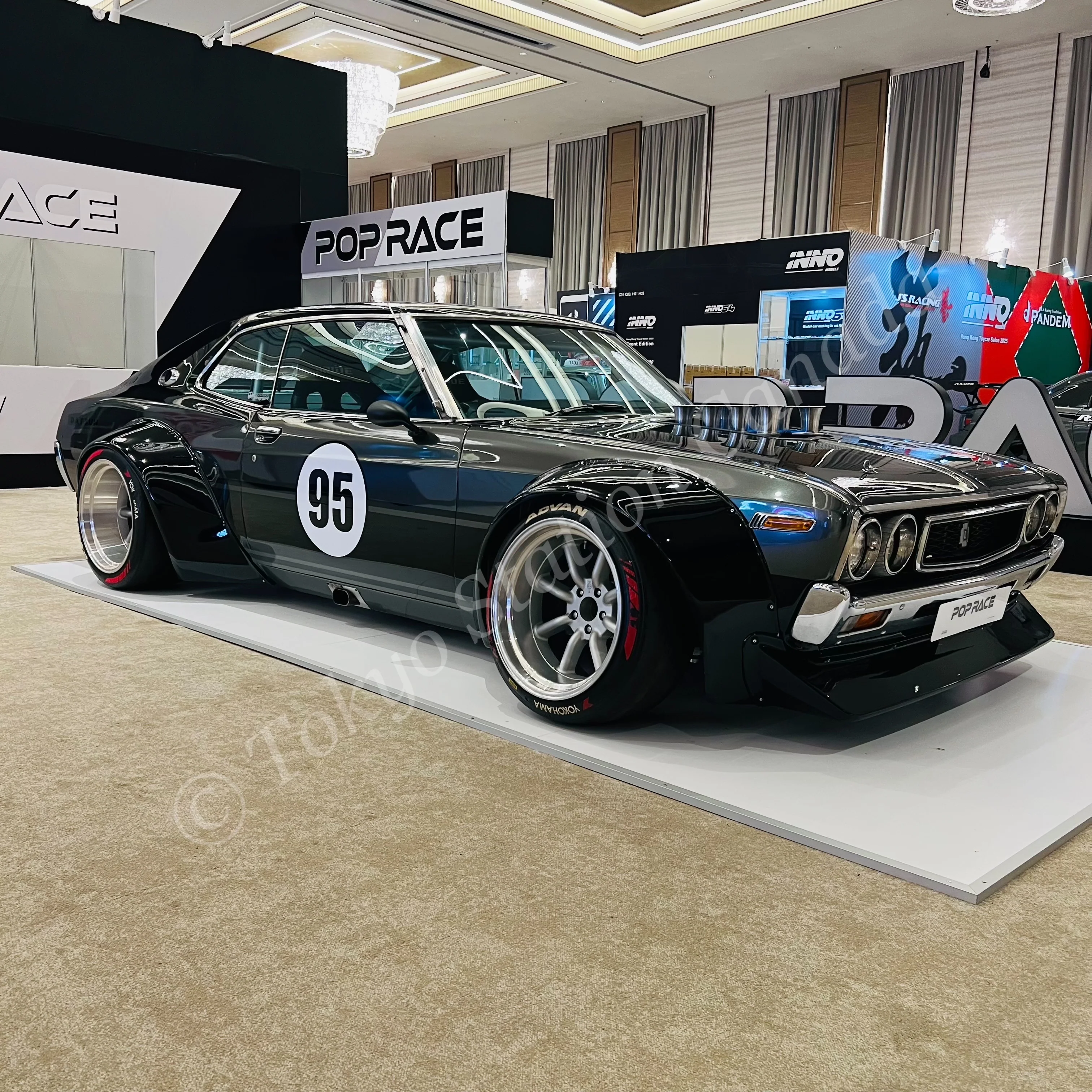 POPRACE 1/64 DATSUN LAUREL C130 and SKYLINE GT-R V8 DRIFT (HAKOSUKA) Special Box Set HONG KONG TOYCAR SALON 2025 - Image 2
