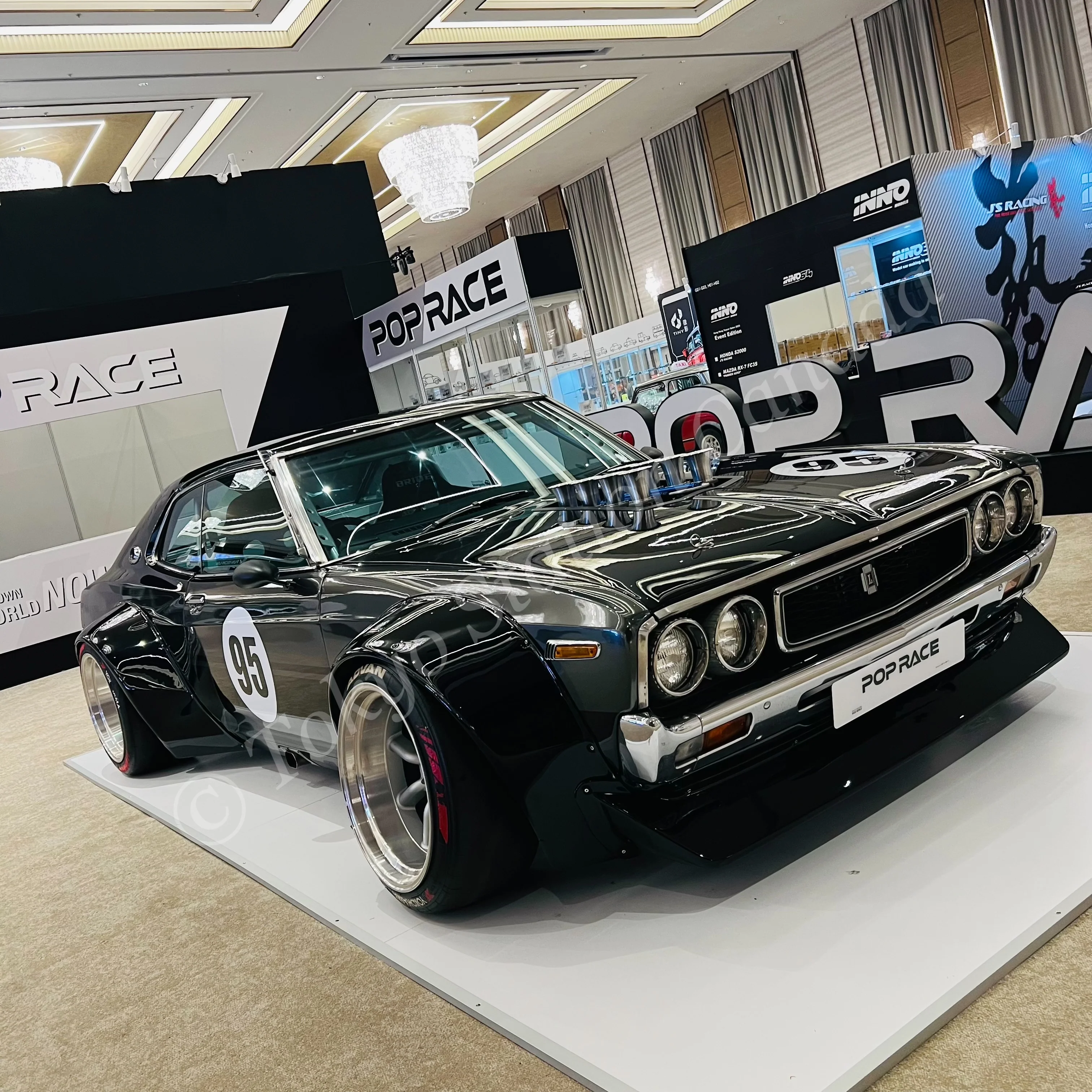 POPRACE 1/64 DATSUN LAUREL C130 and SKYLINE GT-R V8 DRIFT (HAKOSUKA) Special Box Set HONG KONG TOYCAR SALON 2025 - Image 3