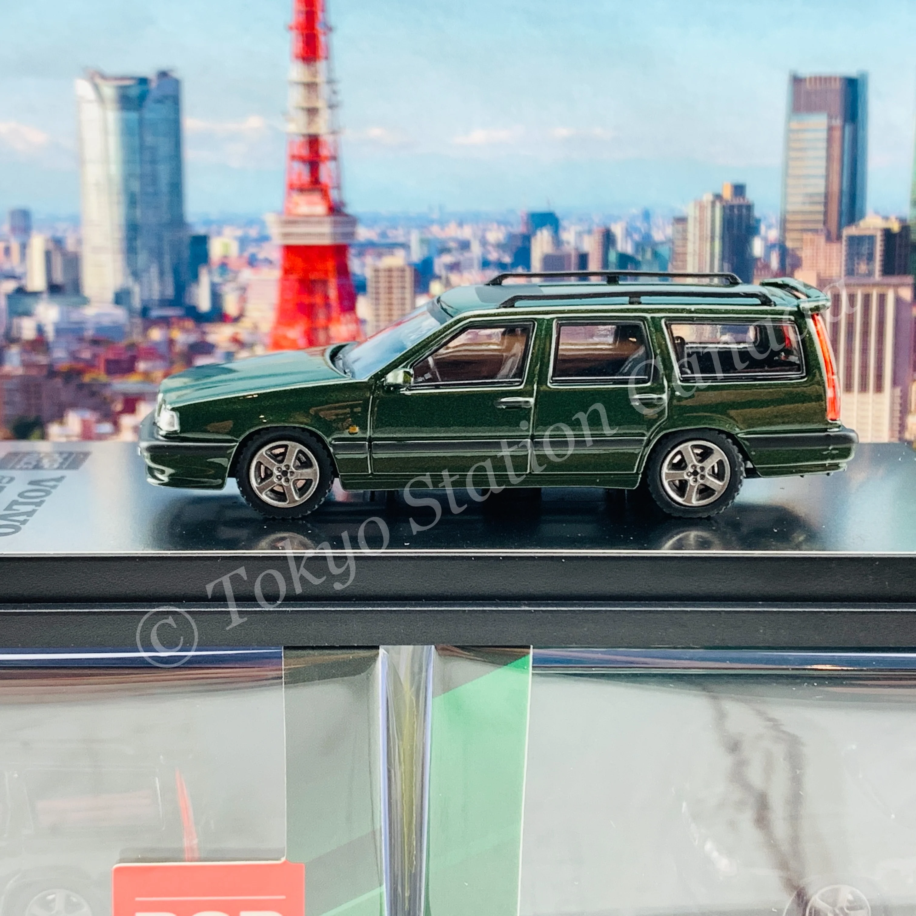 POPRACE 1/64 Volvo 850 T5-R Estate Olive Green Metallic PR64-850-GRN - Image 3