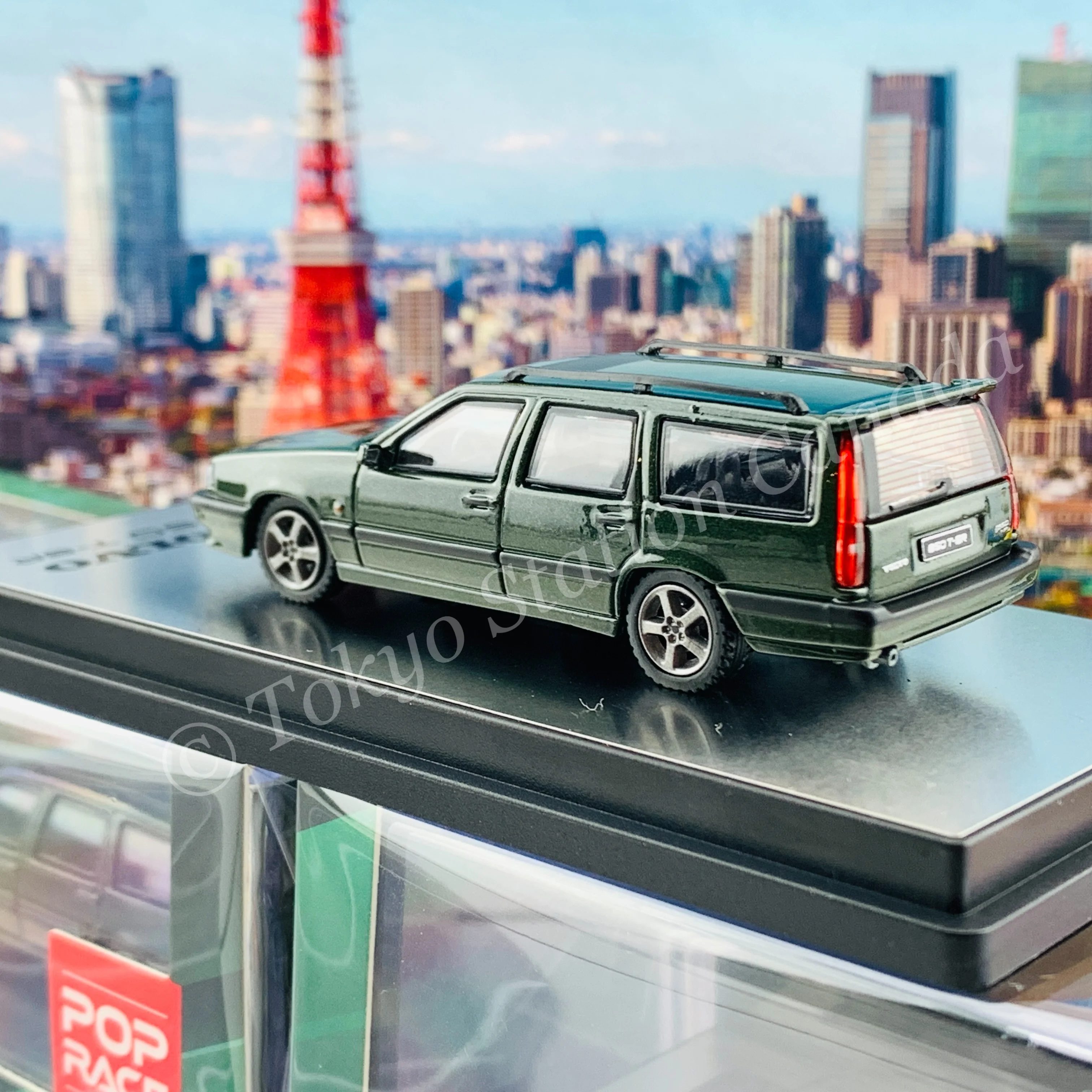 POPRACE 1/64 Volvo 850 T5-R Estate Olive Green Metallic PR64-850-GRN - Image 4