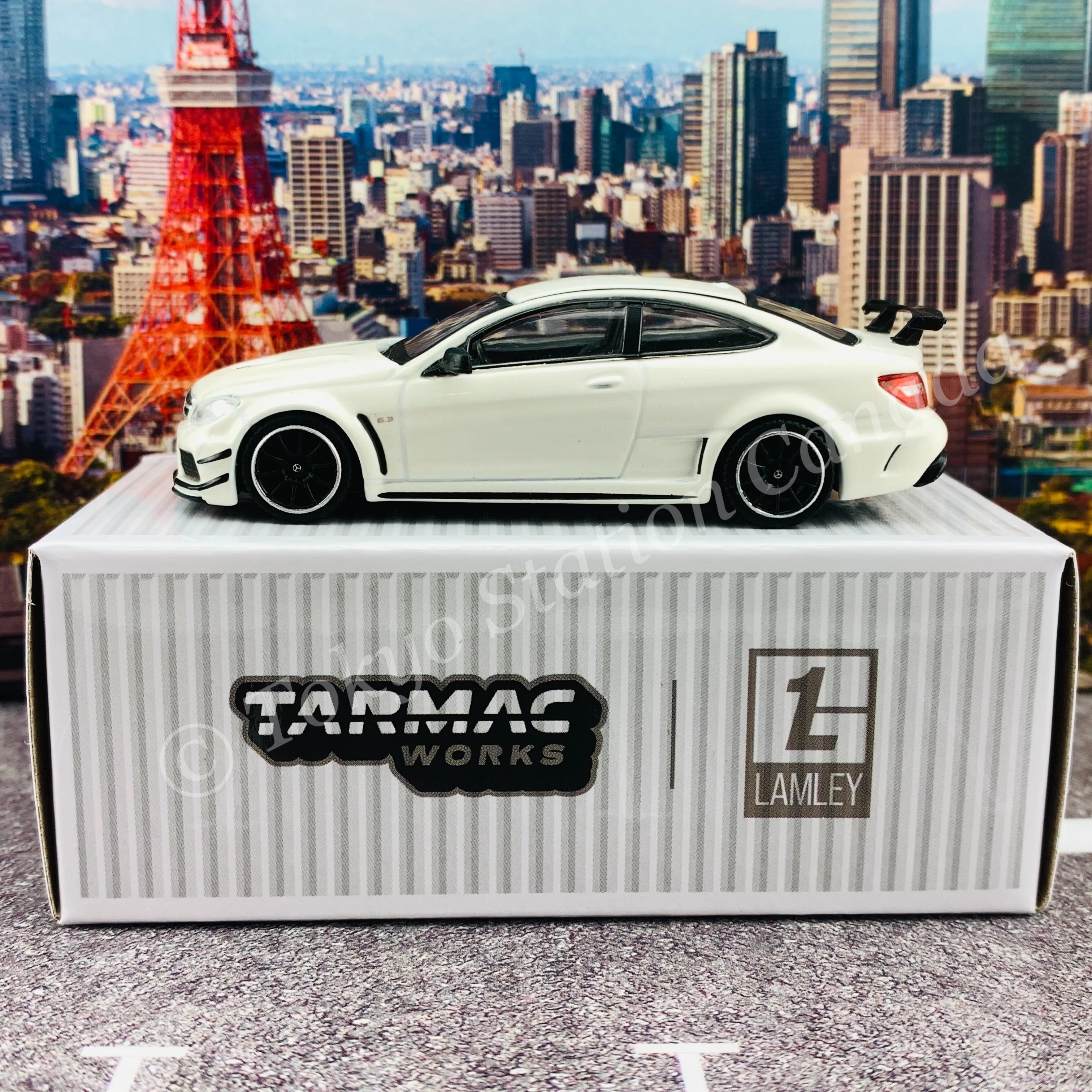 TARMAC WORKS x Lamley 1/64 GLOBAL64 SPECIAL EDITION Mercedes-Benz C63 AMG Coupé Black Series White Metallic T64G-009-DW - Image 2