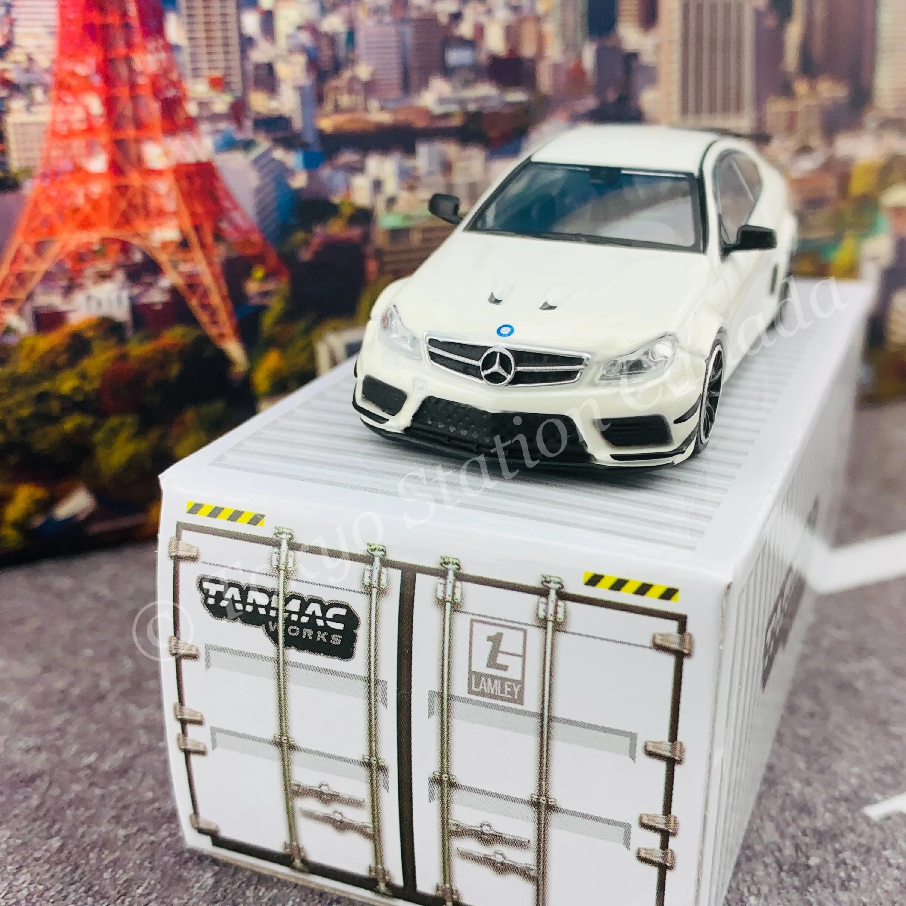 TARMAC WORKS x Lamley 1/64 GLOBAL64 SPECIAL EDITION Mercedes-Benz C63 AMG Coupé Black Series White Metallic T64G-009-DW - Image 3