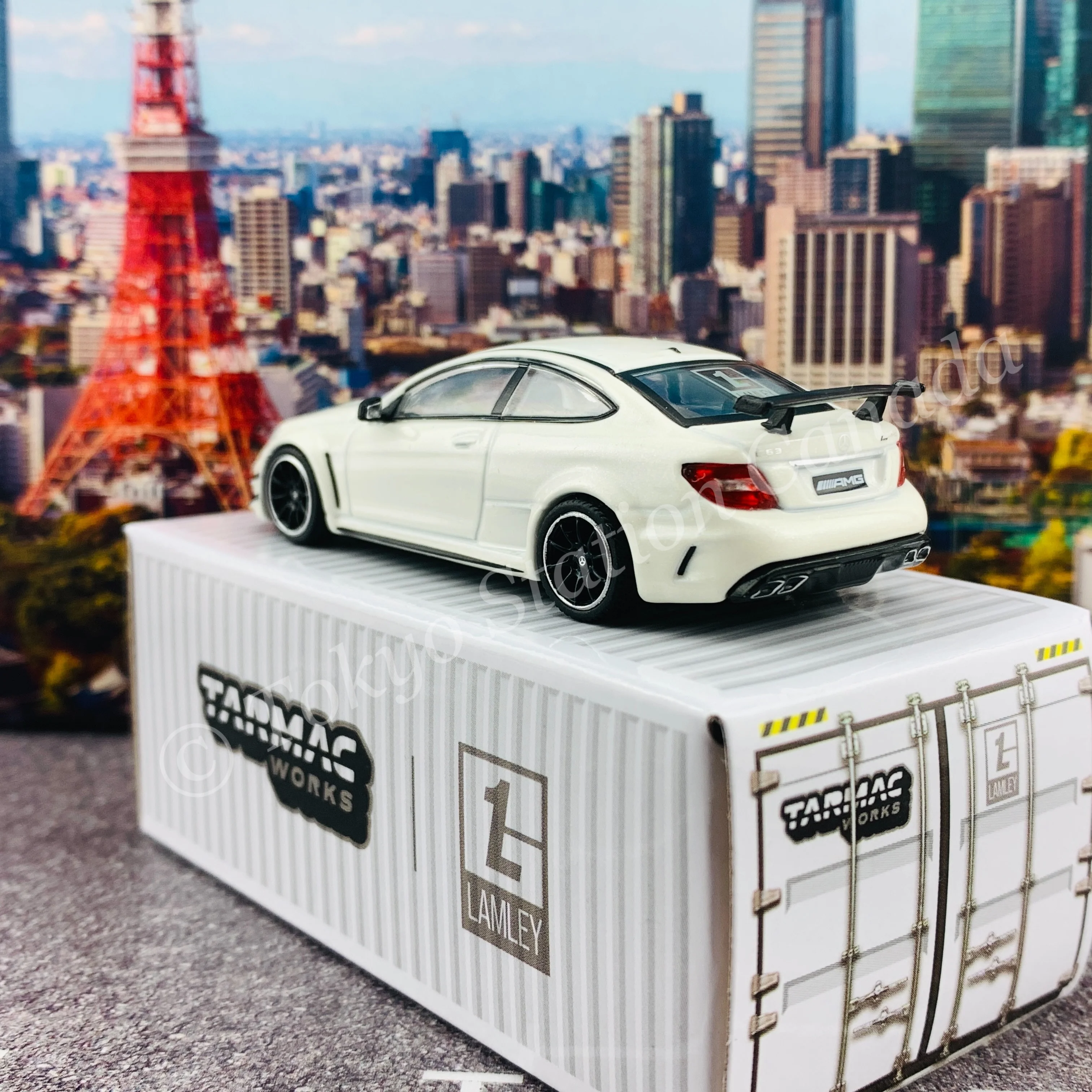 TARMAC WORKS x Lamley 1/64 GLOBAL64 SPECIAL EDITION Mercedes-Benz C63 AMG Coupé Black Series White Metallic T64G-009-DW - Image 4