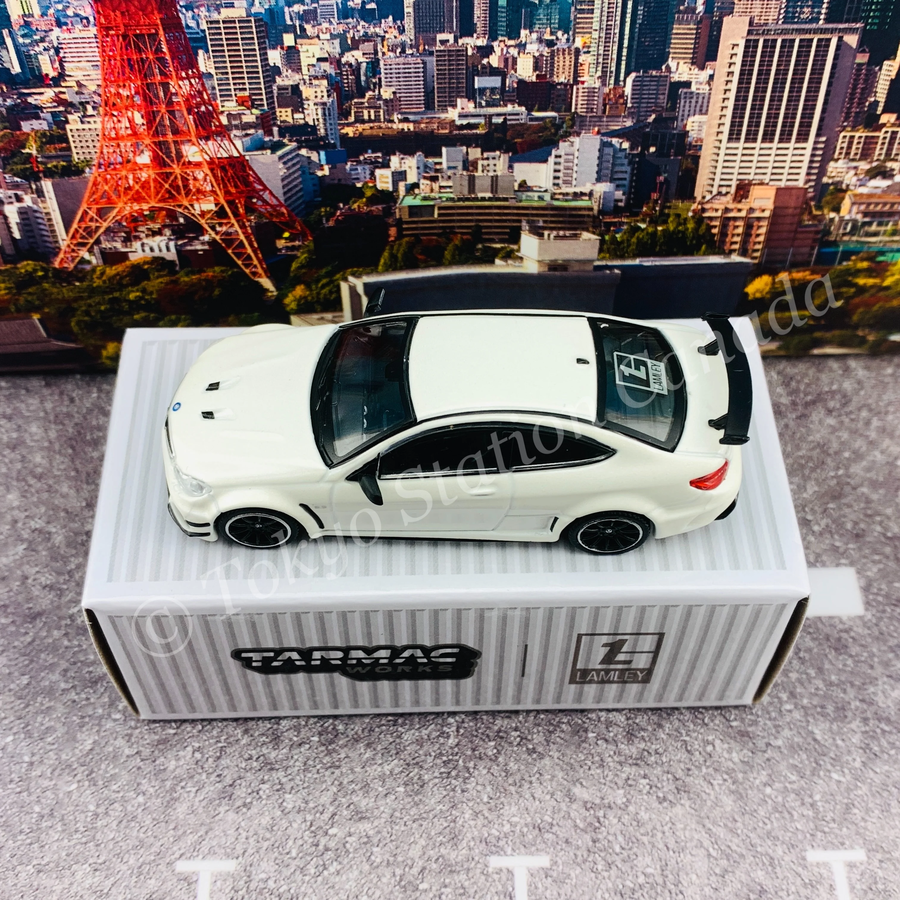 TARMAC WORKS x Lamley 1/64 GLOBAL64 SPECIAL EDITION Mercedes-Benz C63 AMG Coupé Black Series White Metallic T64G-009-DW - Image 5