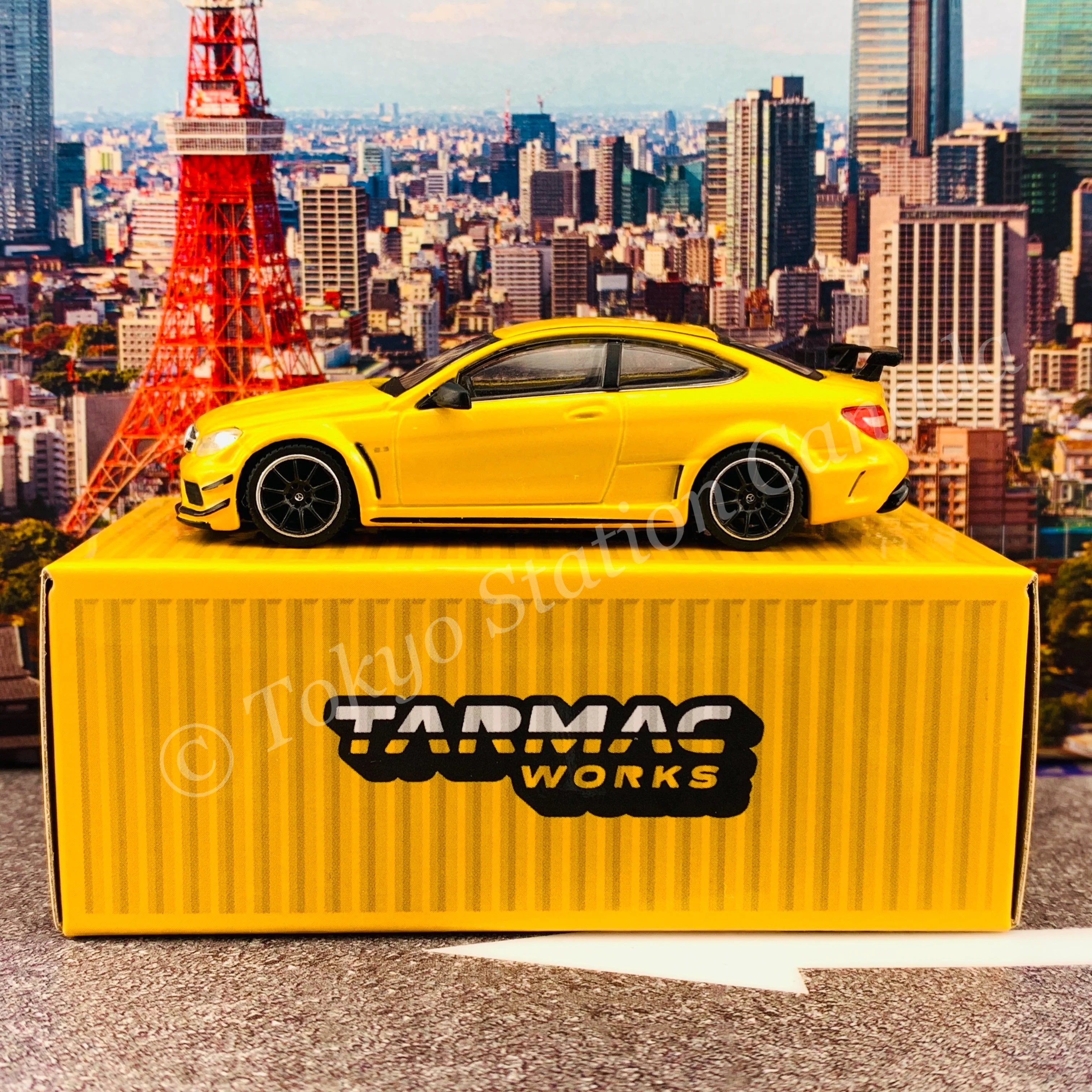 Tarmac Works 1/64 Global Collection Mercedes-Benz C63 AMG Coupe Black Series Yellow Metallic T64G-009-SB - Image 4