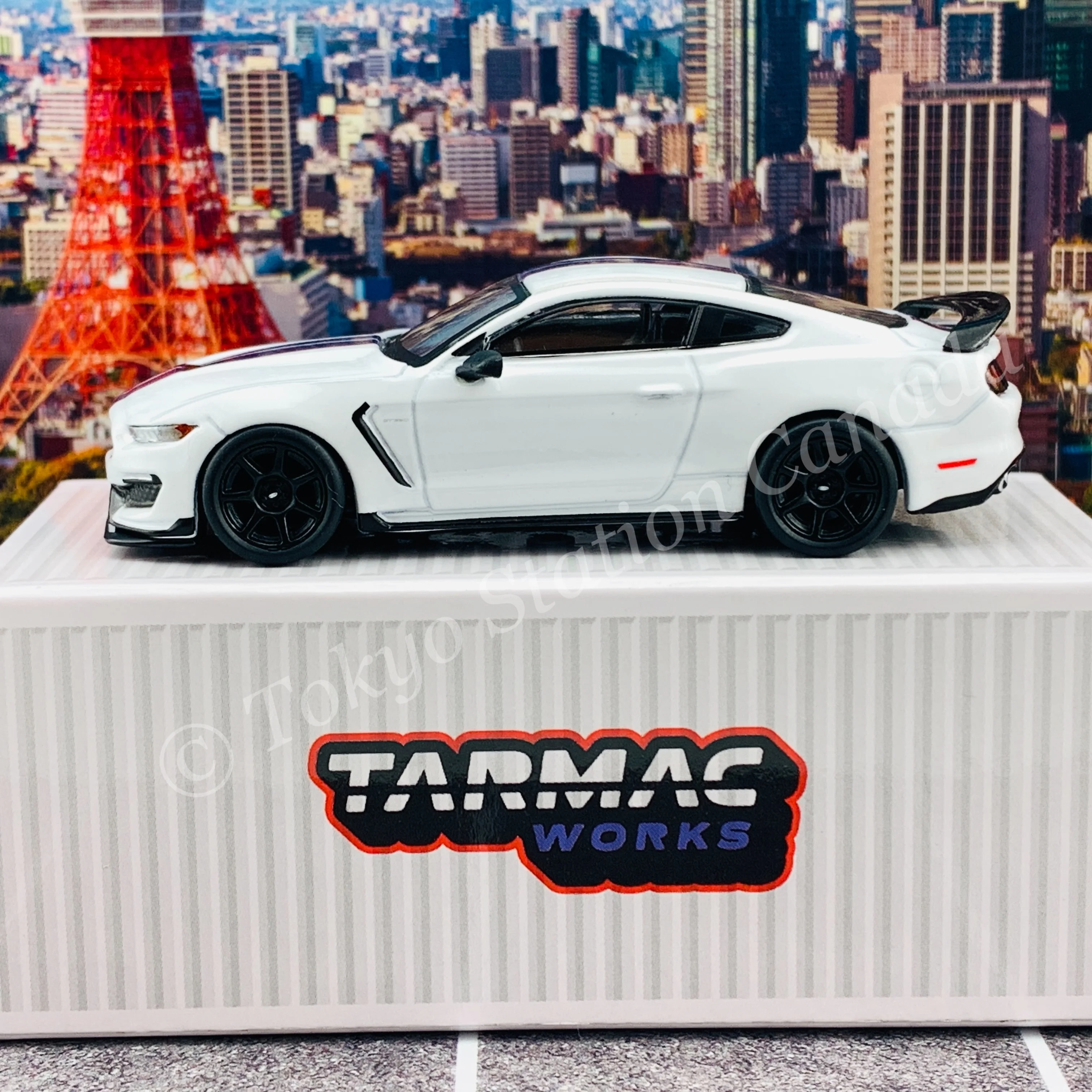 TARMAC WORKS 1/64 Global64 Ford Mustang Shelby GT350R White Metallic T64G-011-WH - Image 4