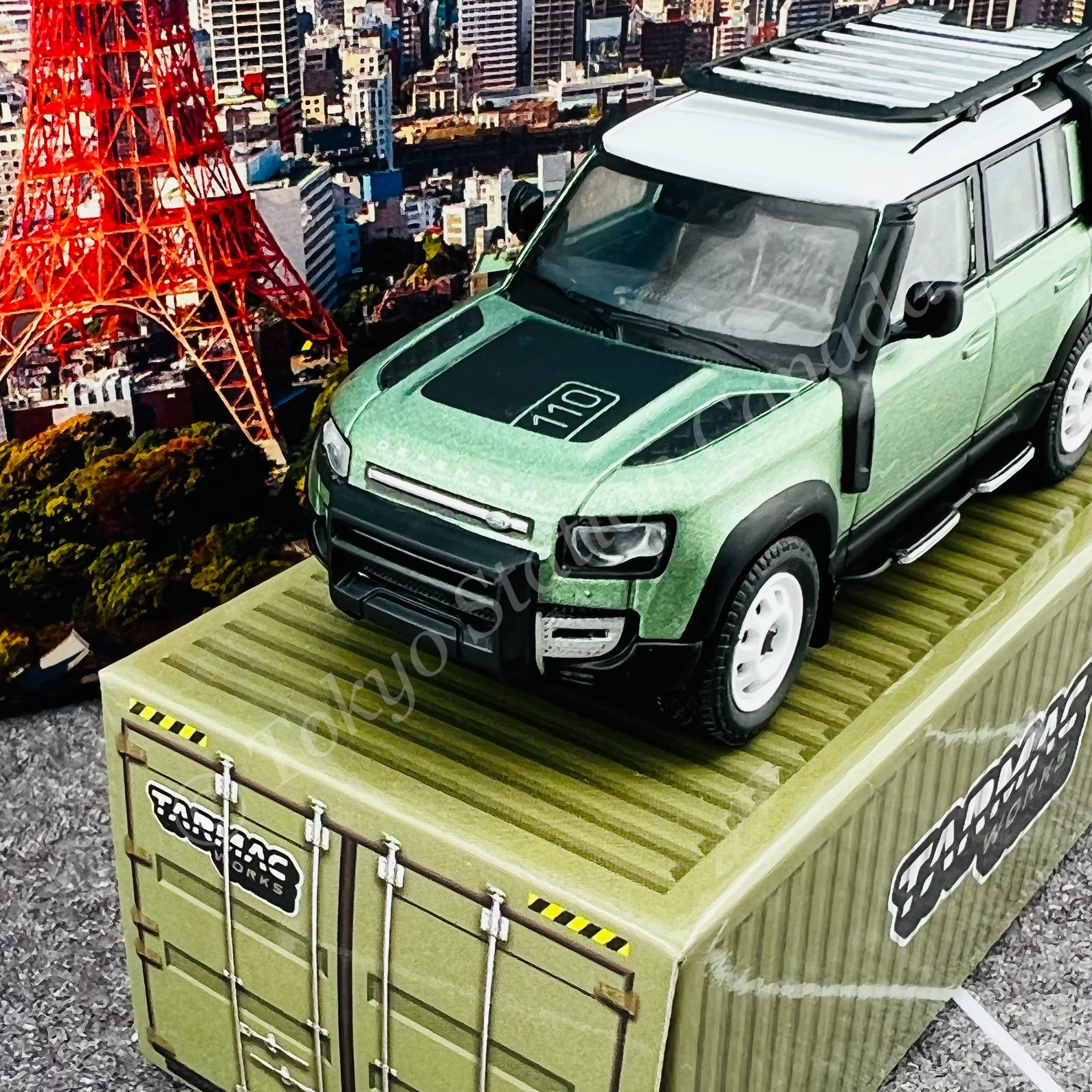 TARMAC WORKS 1/64 Global64 Land Rover Defender 110 Green Metallic T64G-020-GR - Image 3