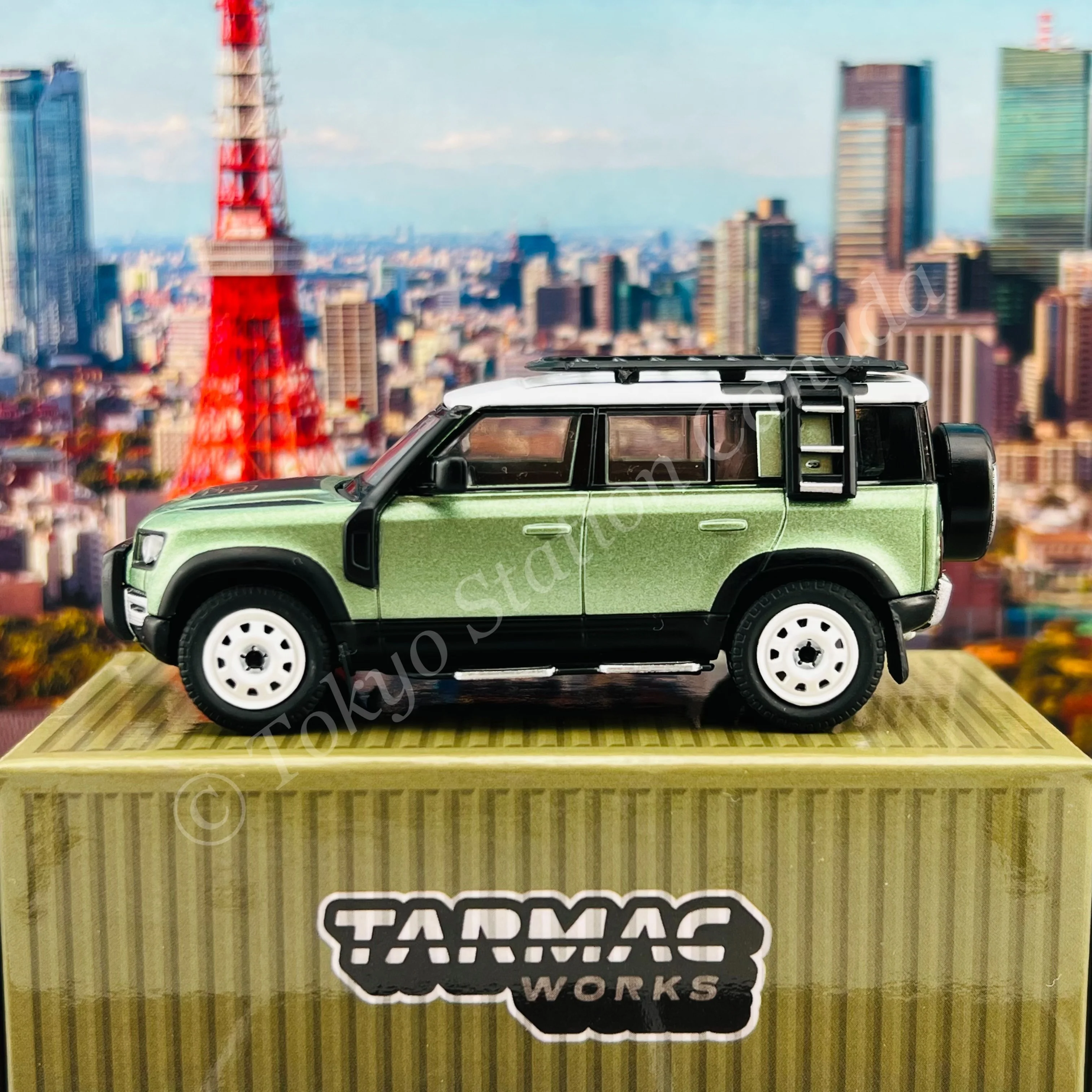 TARMAC WORKS 1/64 Global64 Land Rover Defender 110 Green Metallic T64G-020-GR - Image 4