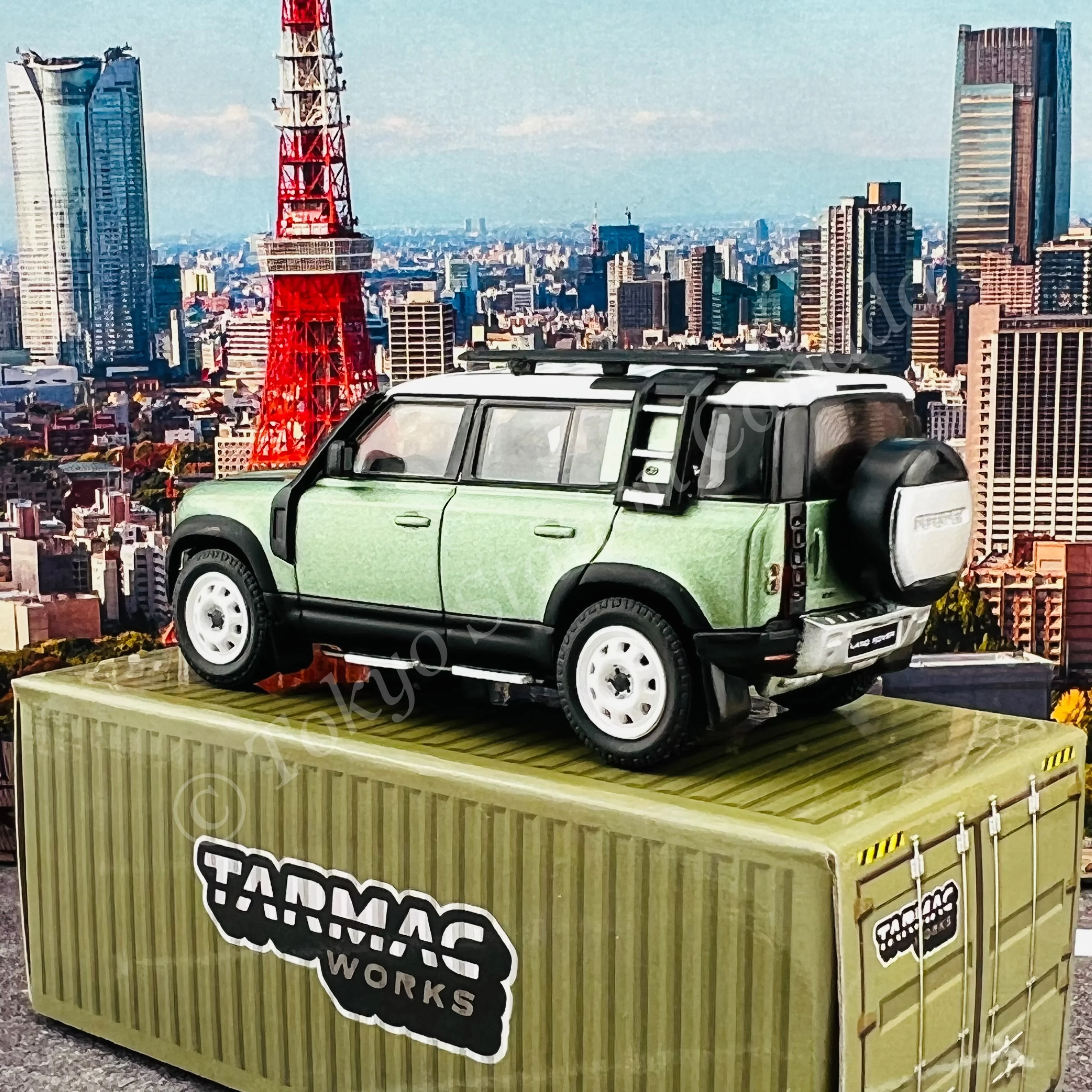 TARMAC WORKS 1/64 Global64 Land Rover Defender 110 Green Metallic T64G-020-GR - Image 5
