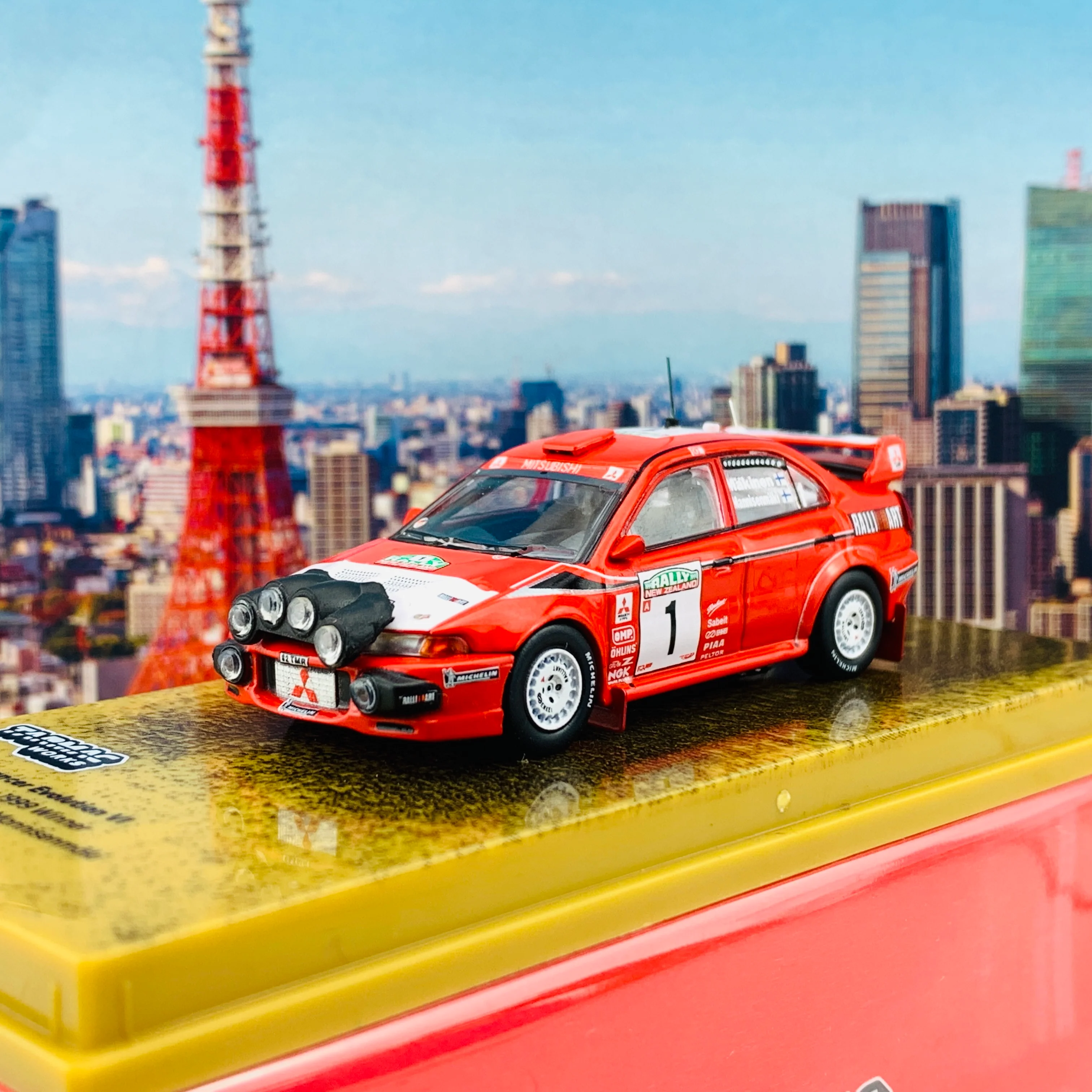 Tarmac Works 1/64 Hobby Collection Mitsubishi Lancer Evolution VI WRC New Zealand Rally 1999 Winner Mäkinen / Mannisenmäki T64-021-99NZD - Image 2