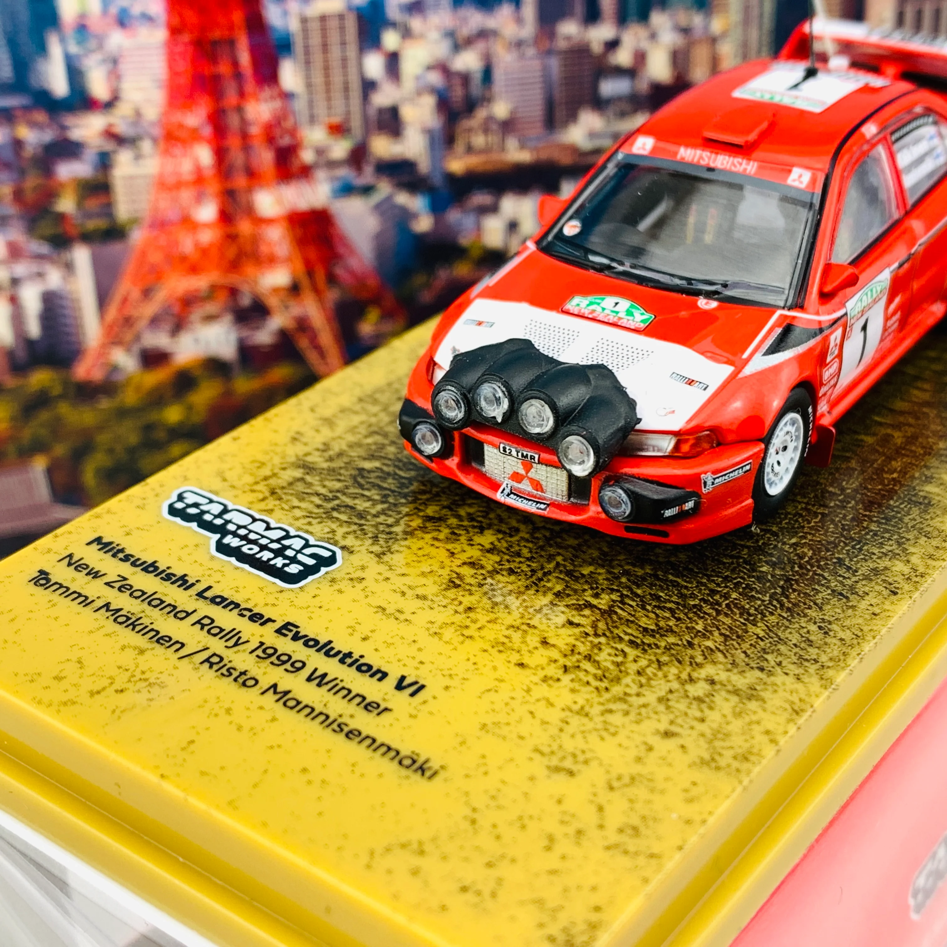 Tarmac Works 1/64 Hobby Collection Mitsubishi Lancer Evolution VI WRC New Zealand Rally 1999 Winner Mäkinen / Mannisenmäki T64-021-99NZD - Image 3