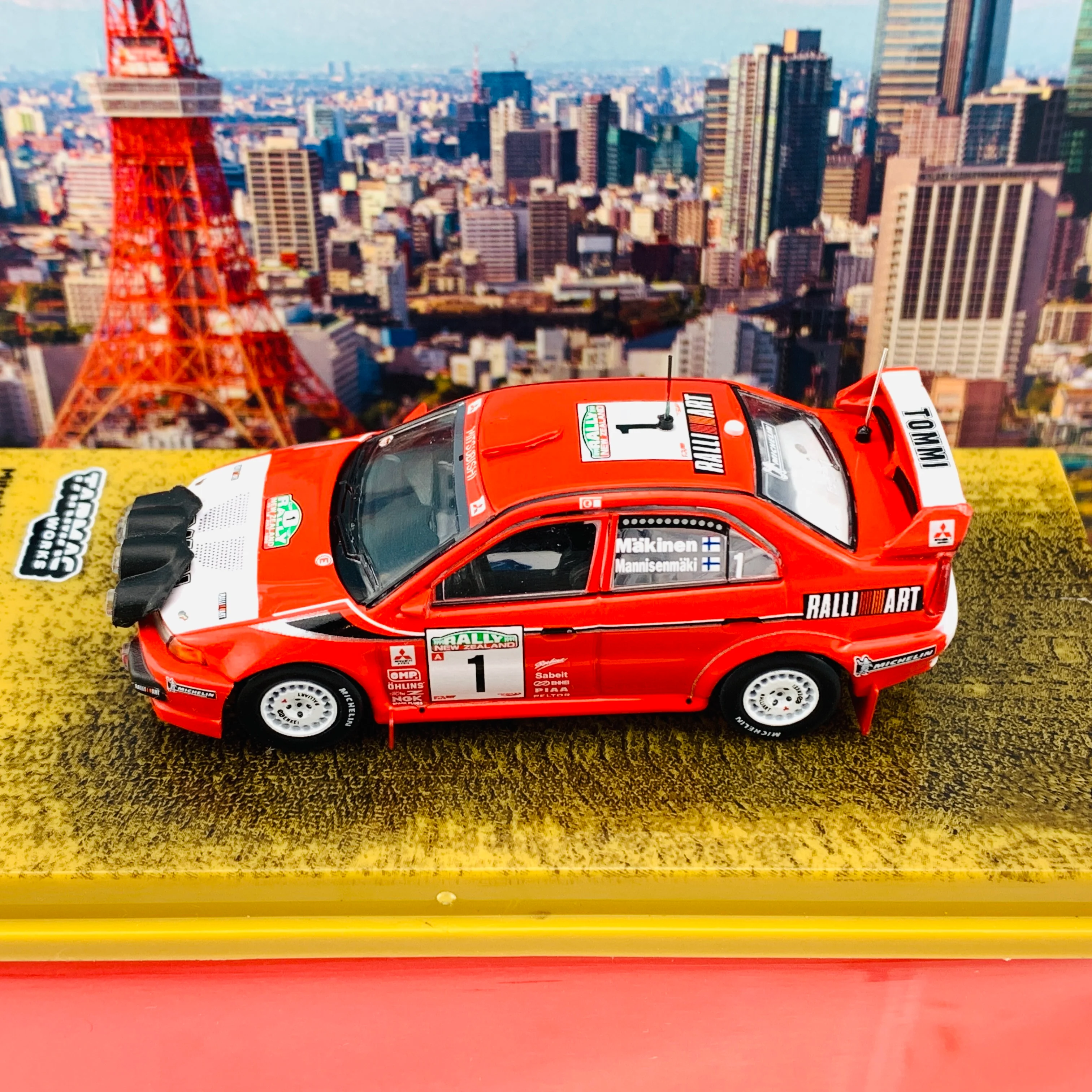 Tarmac Works 1/64 Hobby Collection Mitsubishi Lancer Evolution VI WRC New Zealand Rally 1999 Winner Mäkinen / Mannisenmäki T64-021-99NZD - Image 4