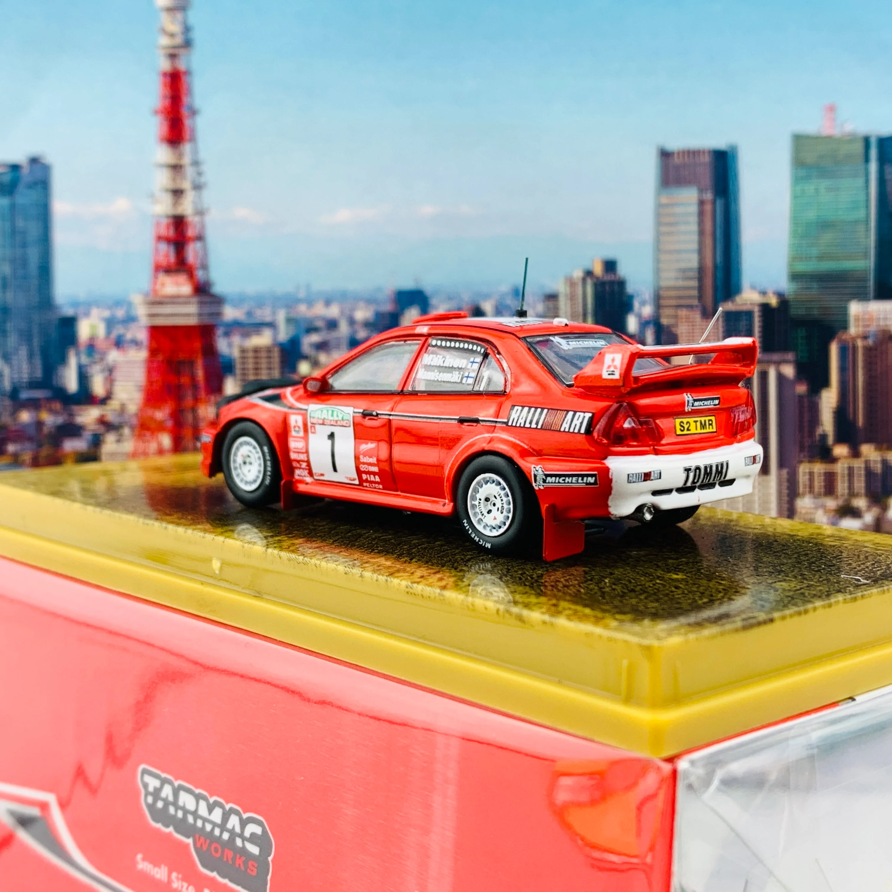 Tarmac Works 1/64 Hobby Collection Mitsubishi Lancer Evolution VI WRC New Zealand Rally 1999 Winner Mäkinen / Mannisenmäki T64-021-99NZD - Image 5