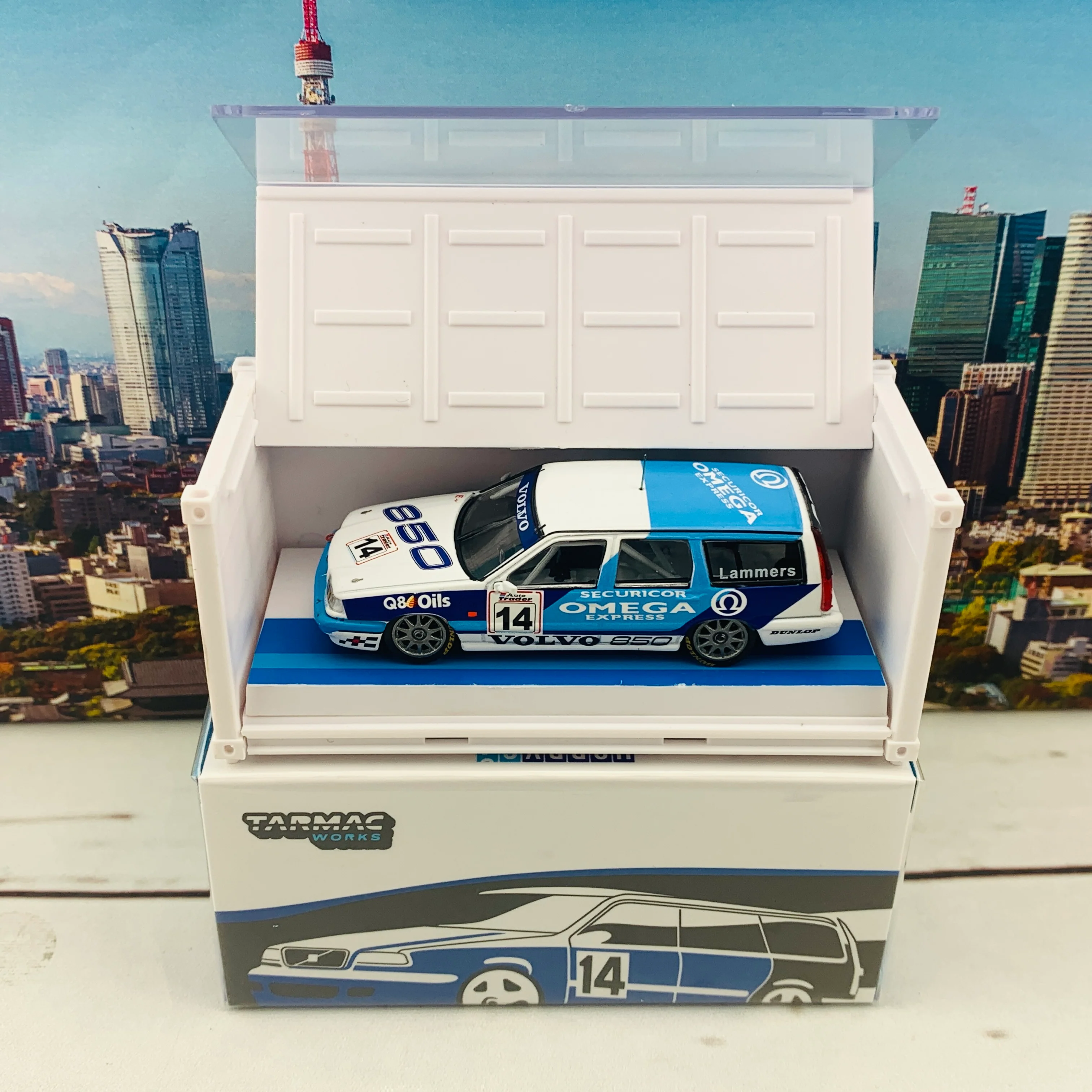 Tarmac Works 1/64 Hobby Collection Volvo 850 Estate #14 BTCC 1994 Jan Lammers including a Container T64-039-94BTCC14 - Image 3