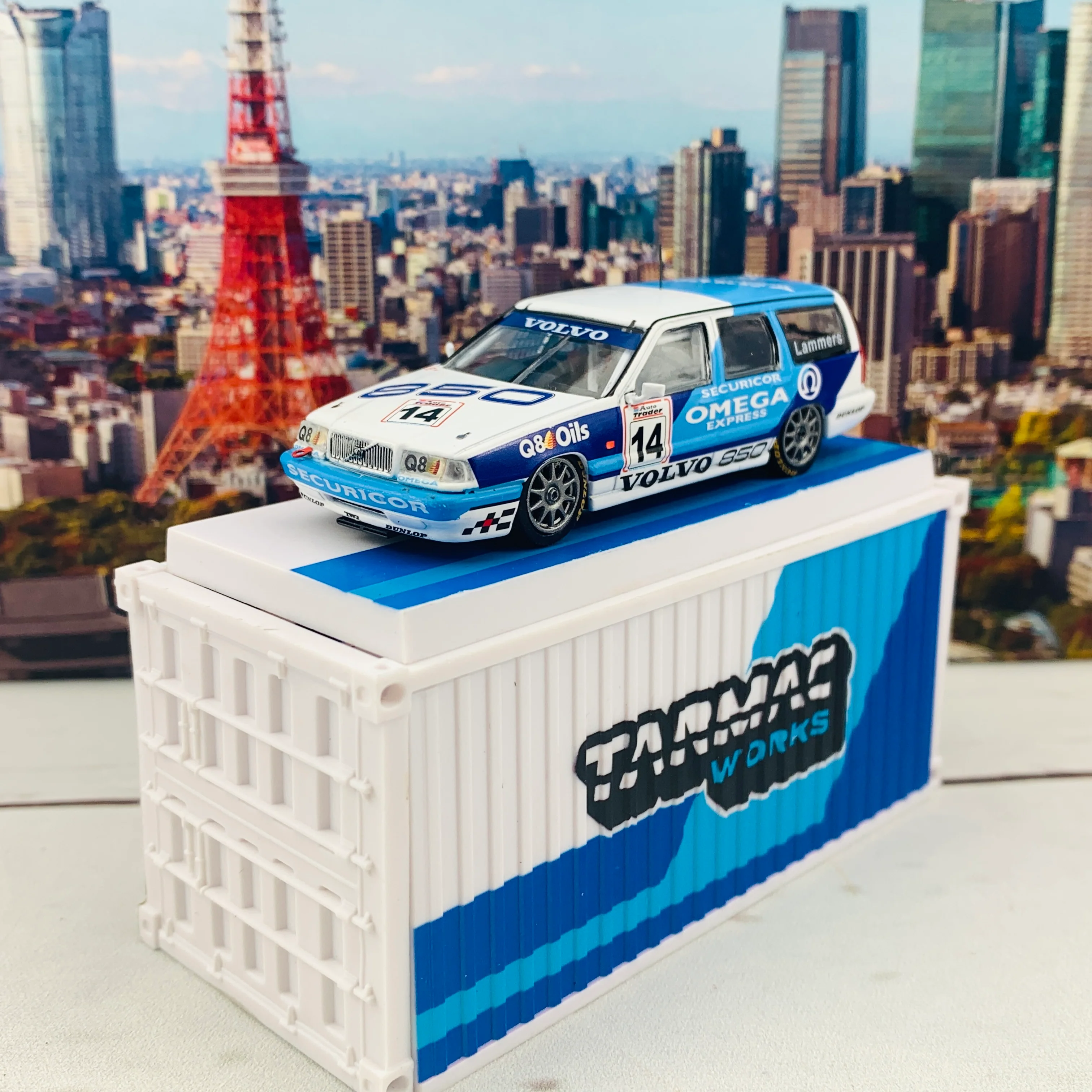 Tarmac Works 1/64 Hobby Collection Volvo 850 Estate #14 BTCC 1994 Jan Lammers including a Container T64-039-94BTCC14 - Image 4