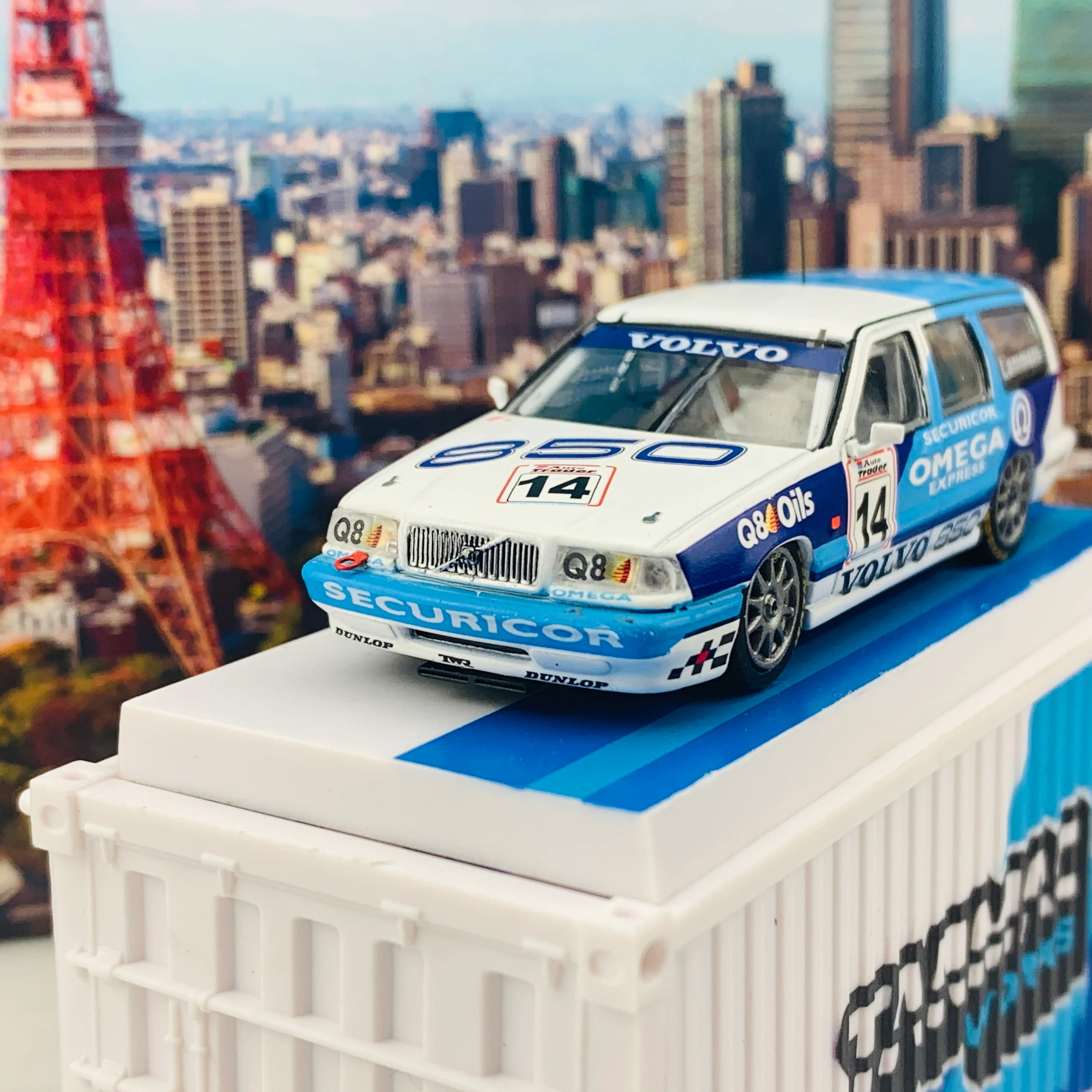 Tarmac Works 1/64 Hobby Collection Volvo 850 Estate #14 BTCC 1994 Jan Lammers including a Container T64-039-94BTCC14 - Image 5