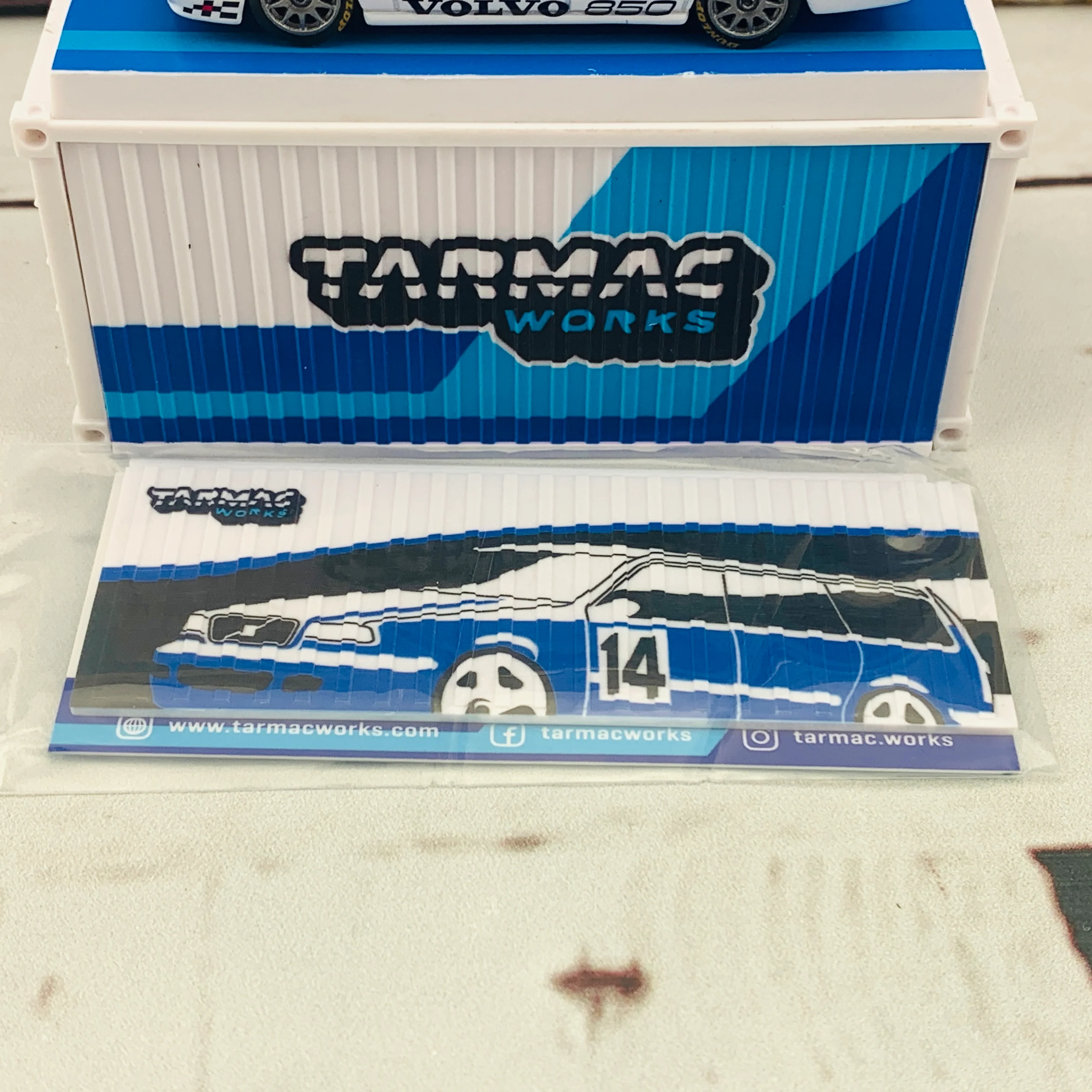 Tarmac Works 1/64 Hobby Collection Volvo 850 Estate #14 BTCC 1994 Jan Lammers including a Container T64-039-94BTCC14 - Image 8