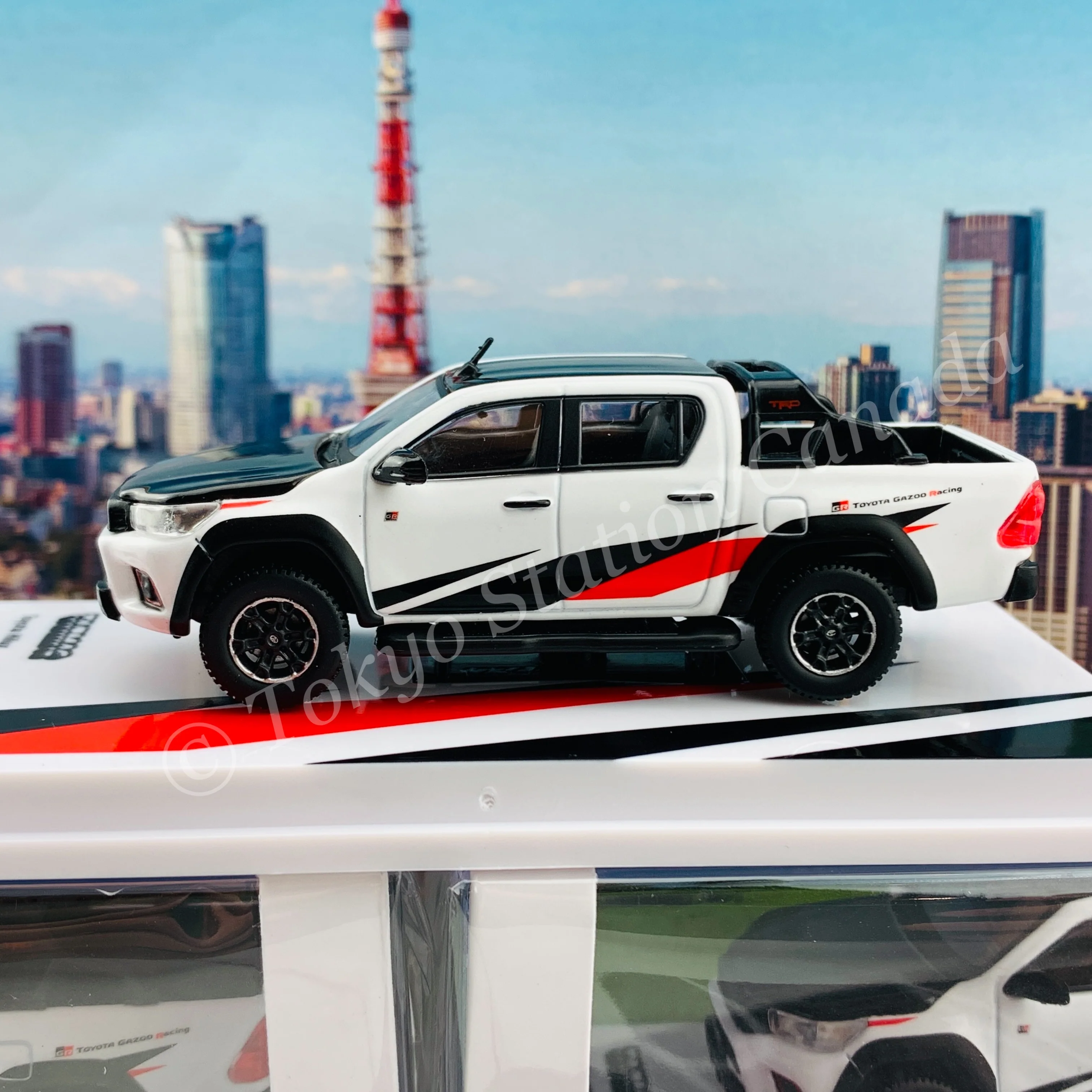 Tarmac Works 1/64 HOBBY64 Toyota Hilux White T64-041-WH - Image 3