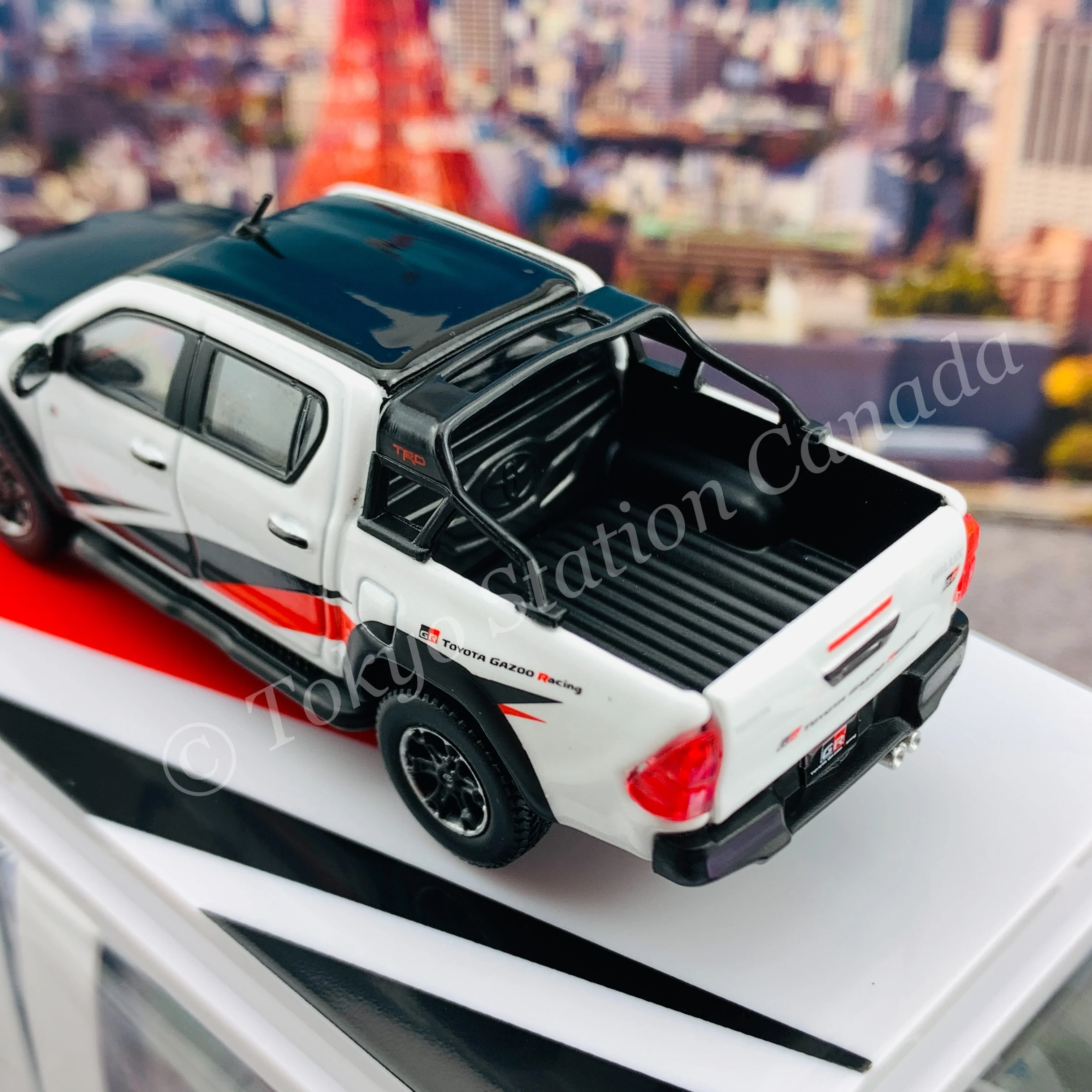 Tarmac Works 1/64 HOBBY64 Toyota Hilux White T64-041-WH - Image 4