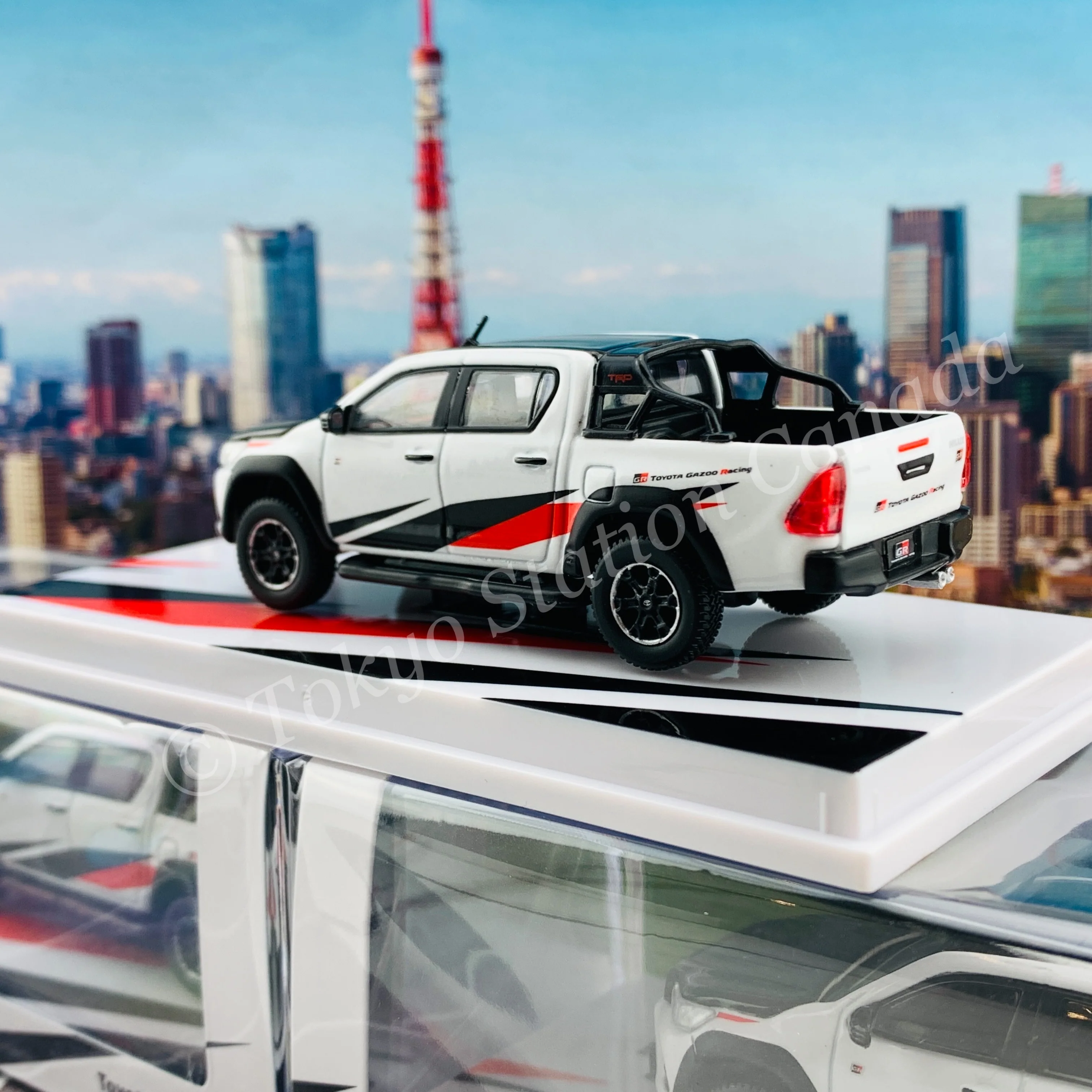 Tarmac Works 1/64 HOBBY64 Toyota Hilux White T64-041-WH - Image 5
