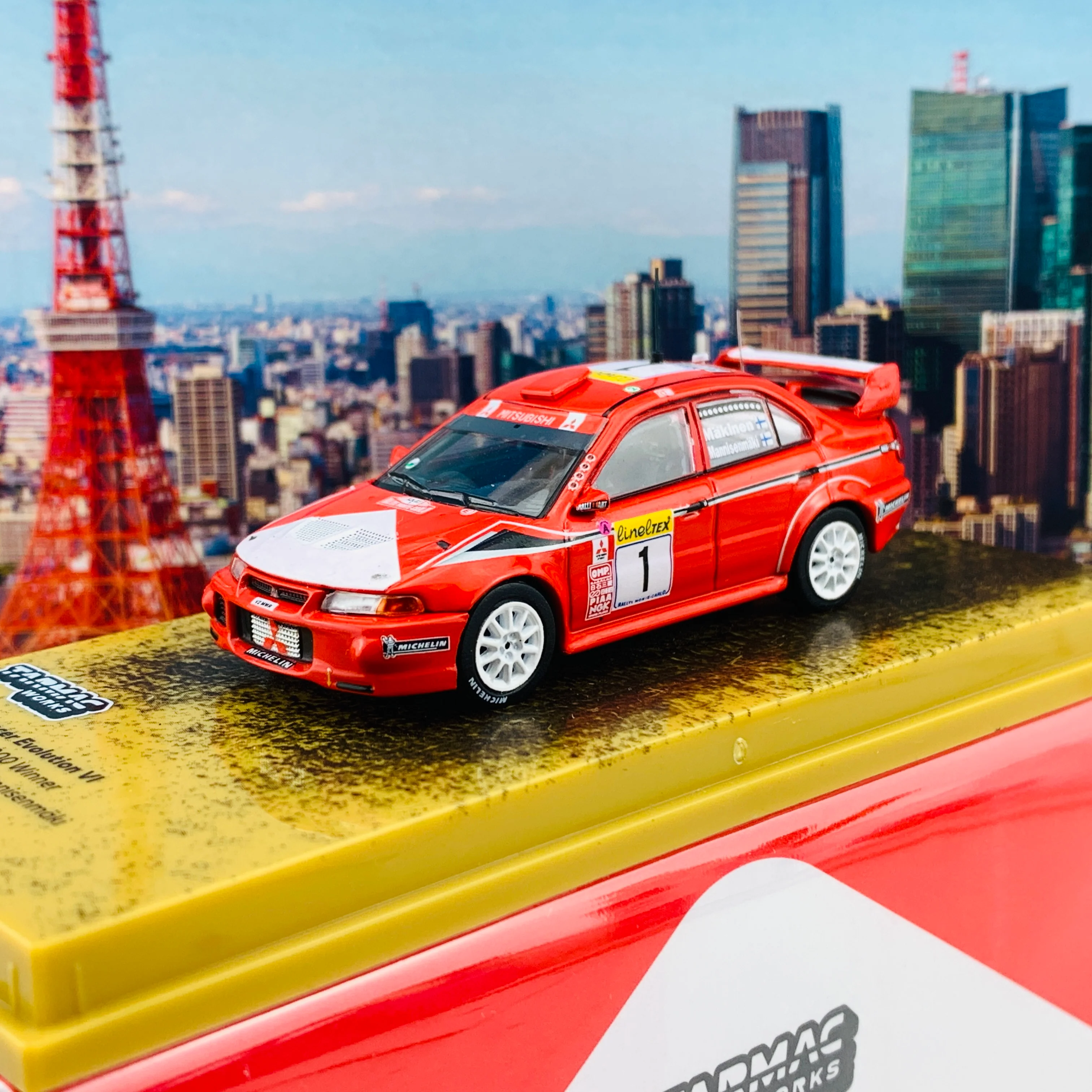 Tarmac Works 1/64 Mitsubishi Lancer Evolution VI Monte Carlo Rally 2000 Winner Tommi Mäkinen - Risto Mannisenmäki *** Decal Included *** T64-021-MAR - Image 2