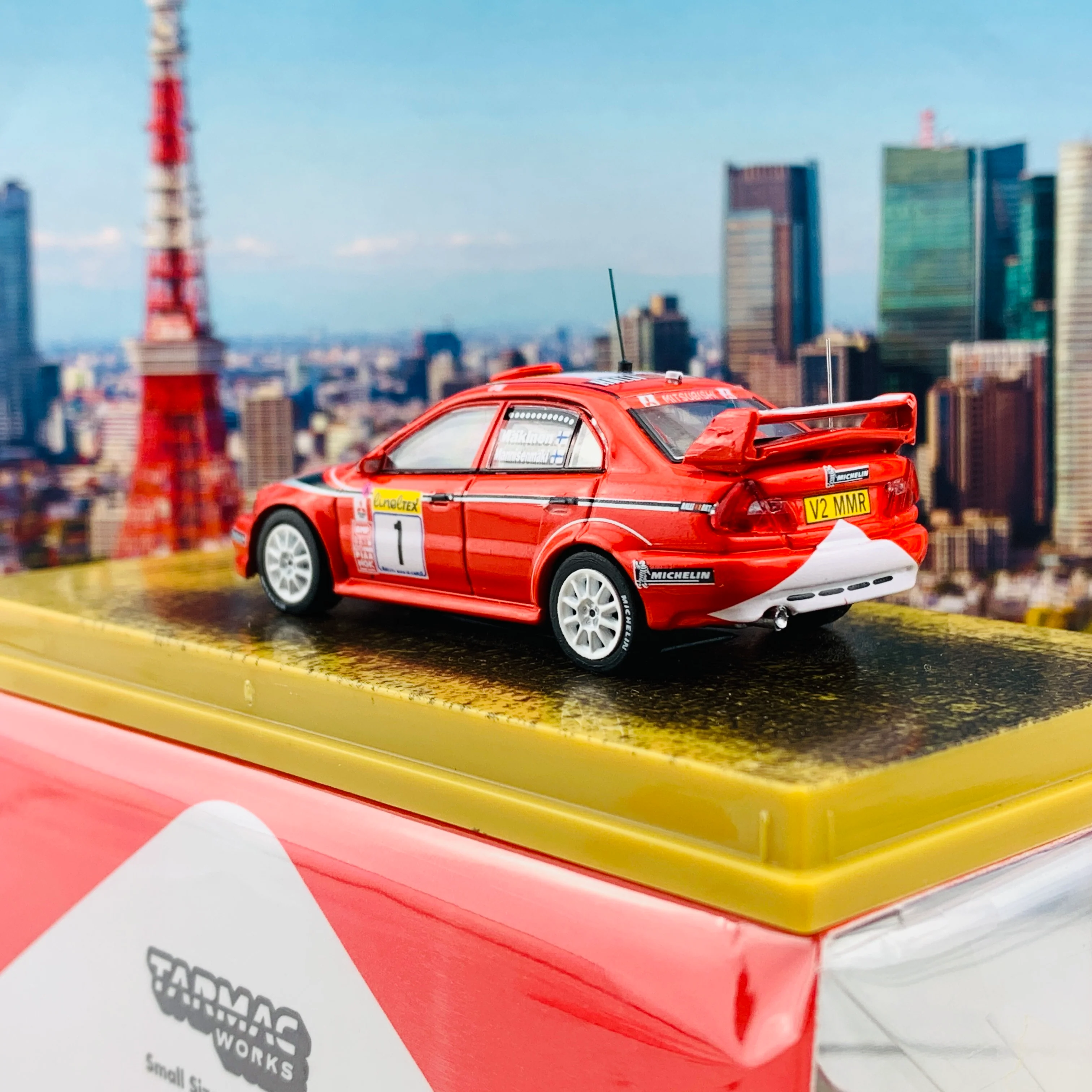 Tarmac Works 1/64 Mitsubishi Lancer Evolution VI Monte Carlo Rally 2000 Winner Tommi Mäkinen - Risto Mannisenmäki *** Decal Included *** T64-021-MAR - Image 4