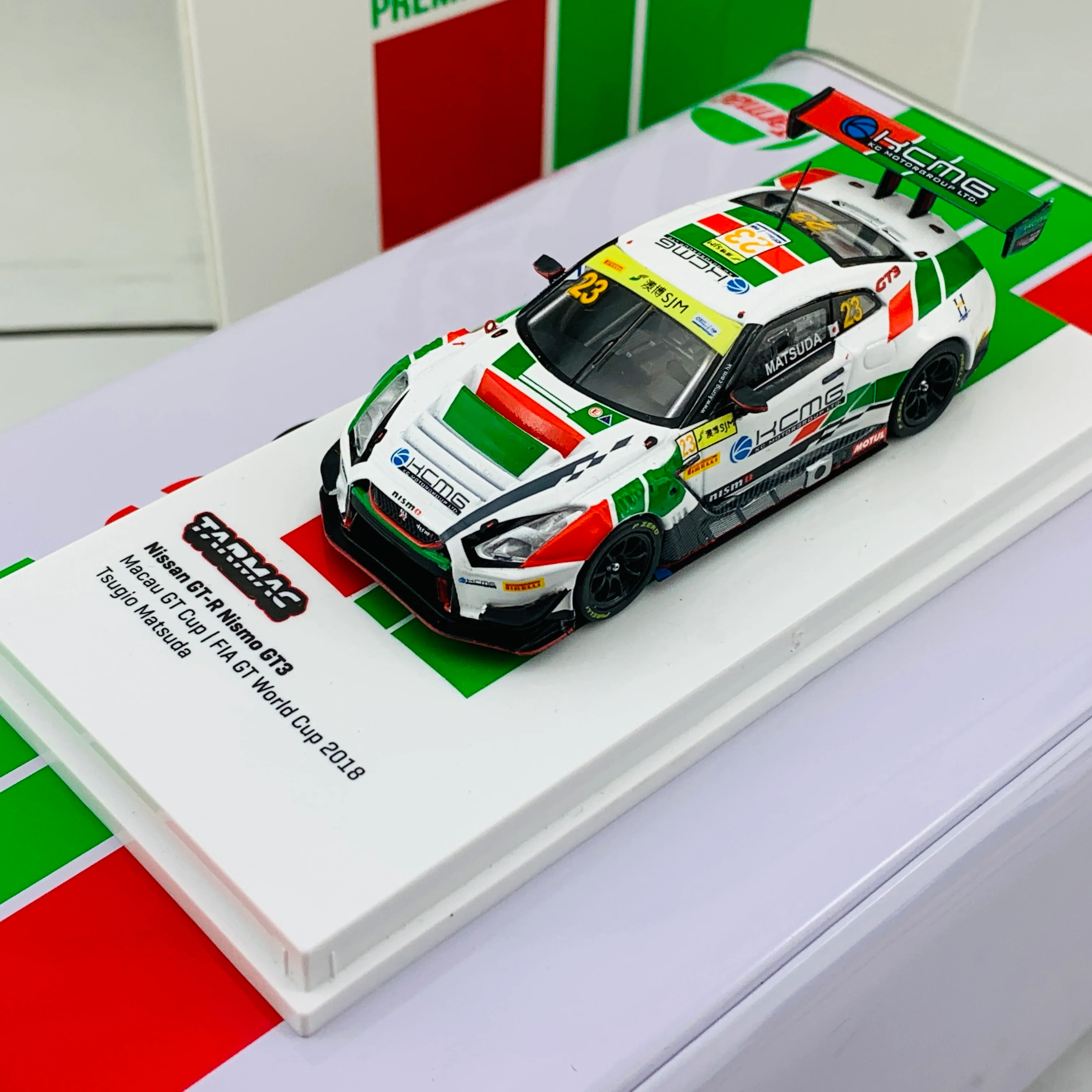 Tarmac Works 1/64 Nissan Nismo GTR GT3 Macau GT Cup - FIA GT World Cup 2018 Tsugio Matsuda includes on 18cm tall Metal Oil Can T64-035-18MGP23 - Image 4