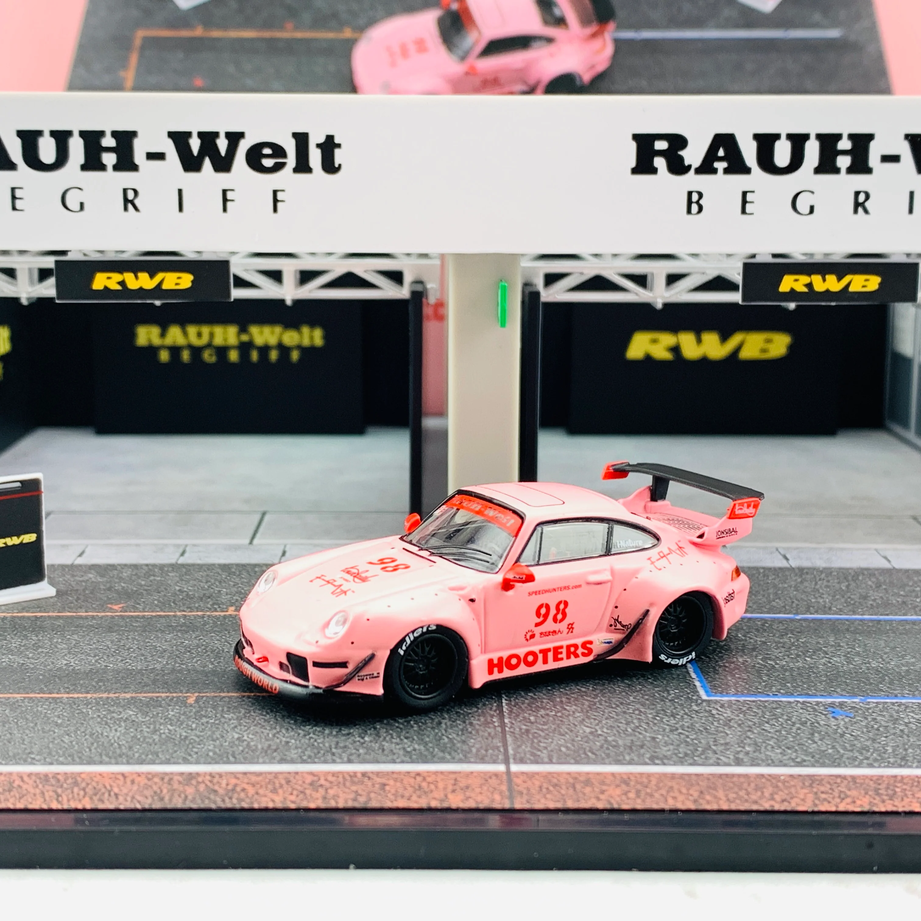 Tarmac Works 1/64 Pit Garage Diorama - RWB - PART64 T64D-001-RWB Includes exclusive model T64-017-HO RWB 993 Hooters - Image 2