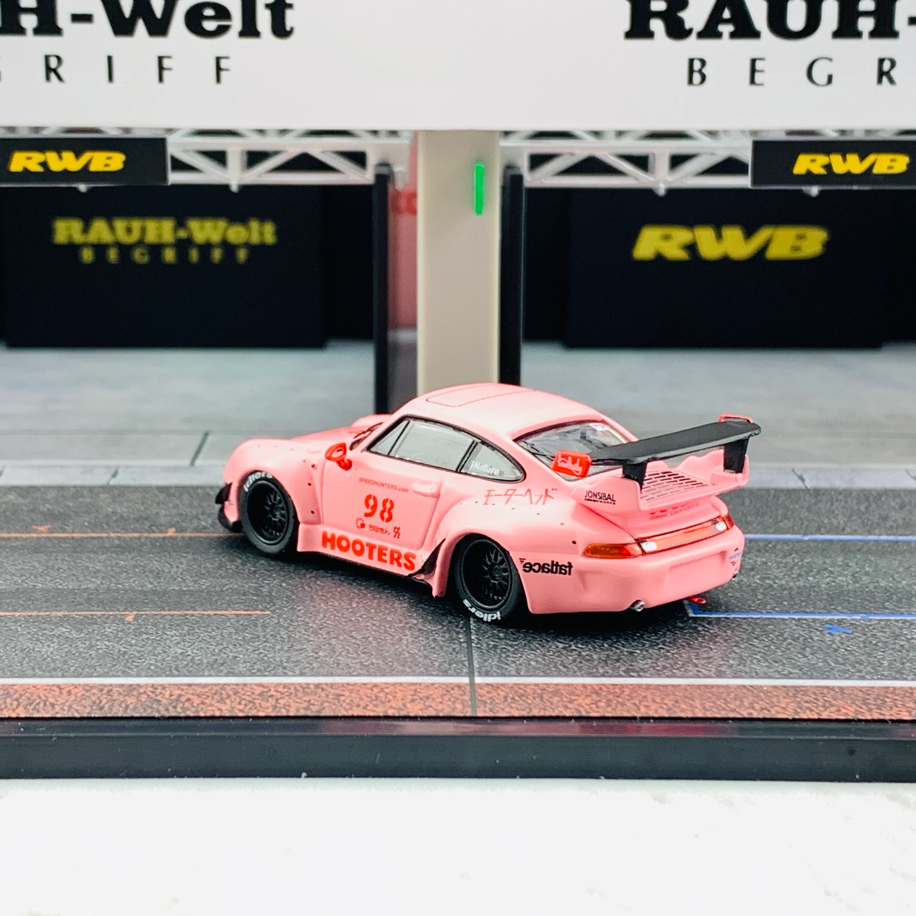Tarmac Works 1/64 Pit Garage Diorama - RWB - PART64 T64D-001-RWB Includes exclusive model T64-017-HO RWB 993 Hooters - Image 3