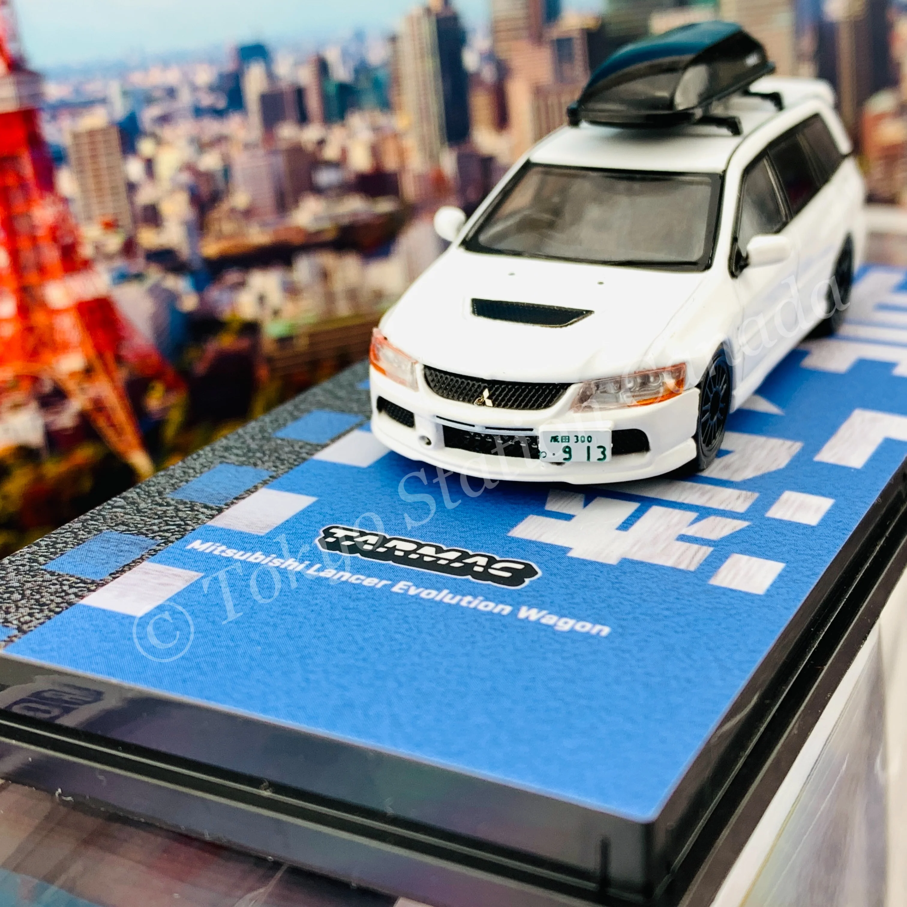 Tarmac Works 1/64 ROAD64 Mitsubishi Lancer Evolution Wagon With detached rooftop cargo carrier White T64R-042-WH - Image 4