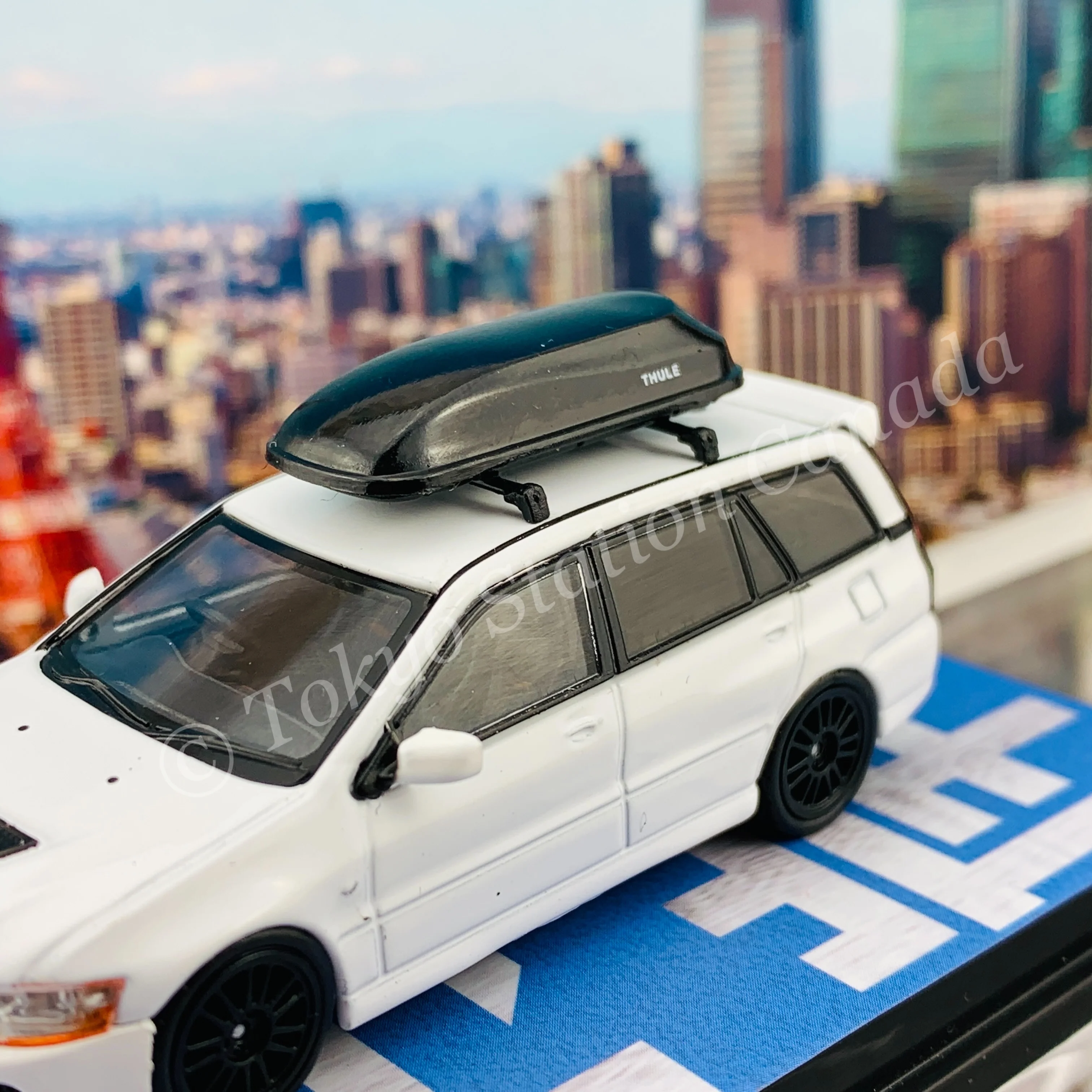 Tarmac Works 1/64 ROAD64 Mitsubishi Lancer Evolution Wagon With detached rooftop cargo carrier White T64R-042-WH - Image 5