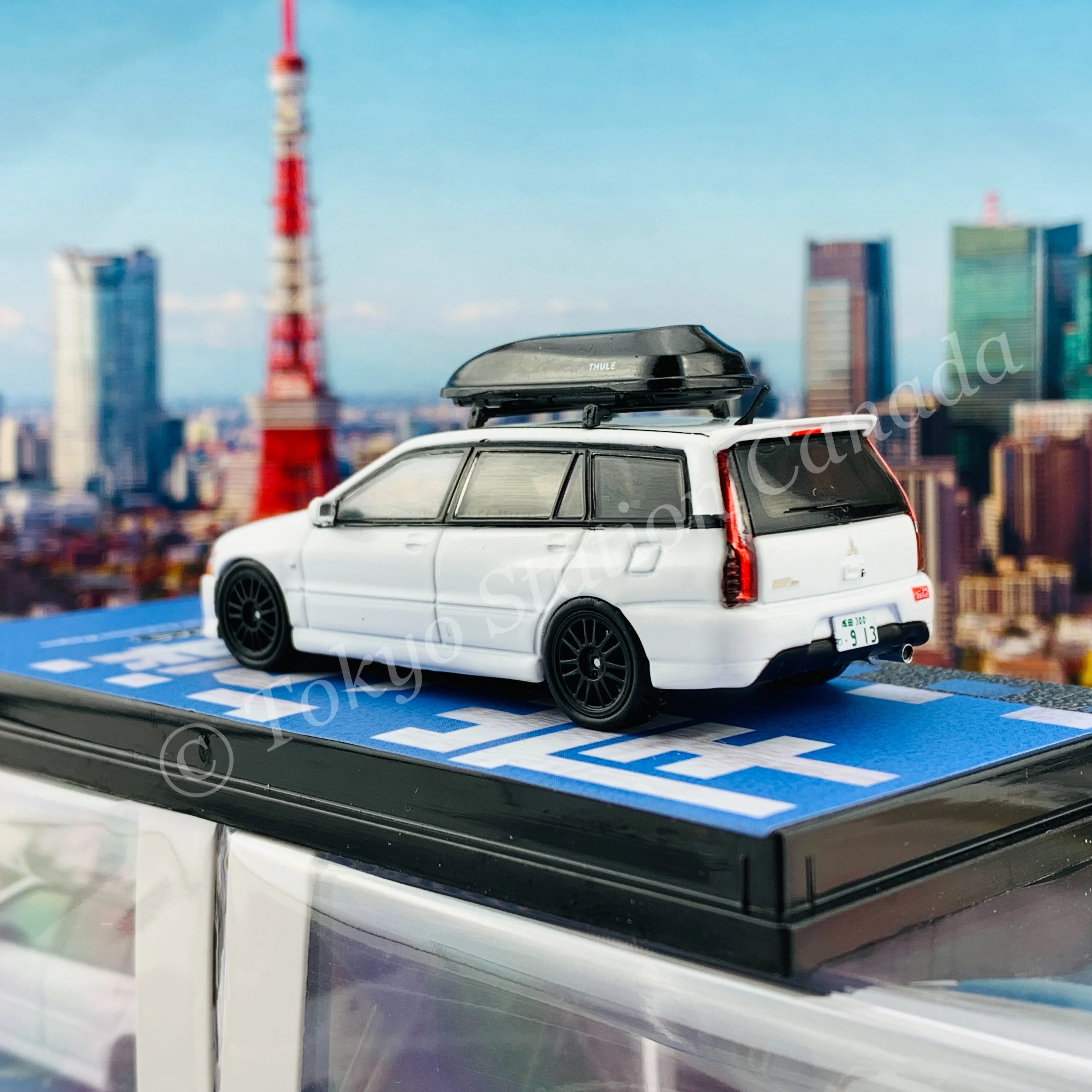 Tarmac Works 1/64 ROAD64 Mitsubishi Lancer Evolution Wagon With detached rooftop cargo carrier White T64R-042-WH - Image 6