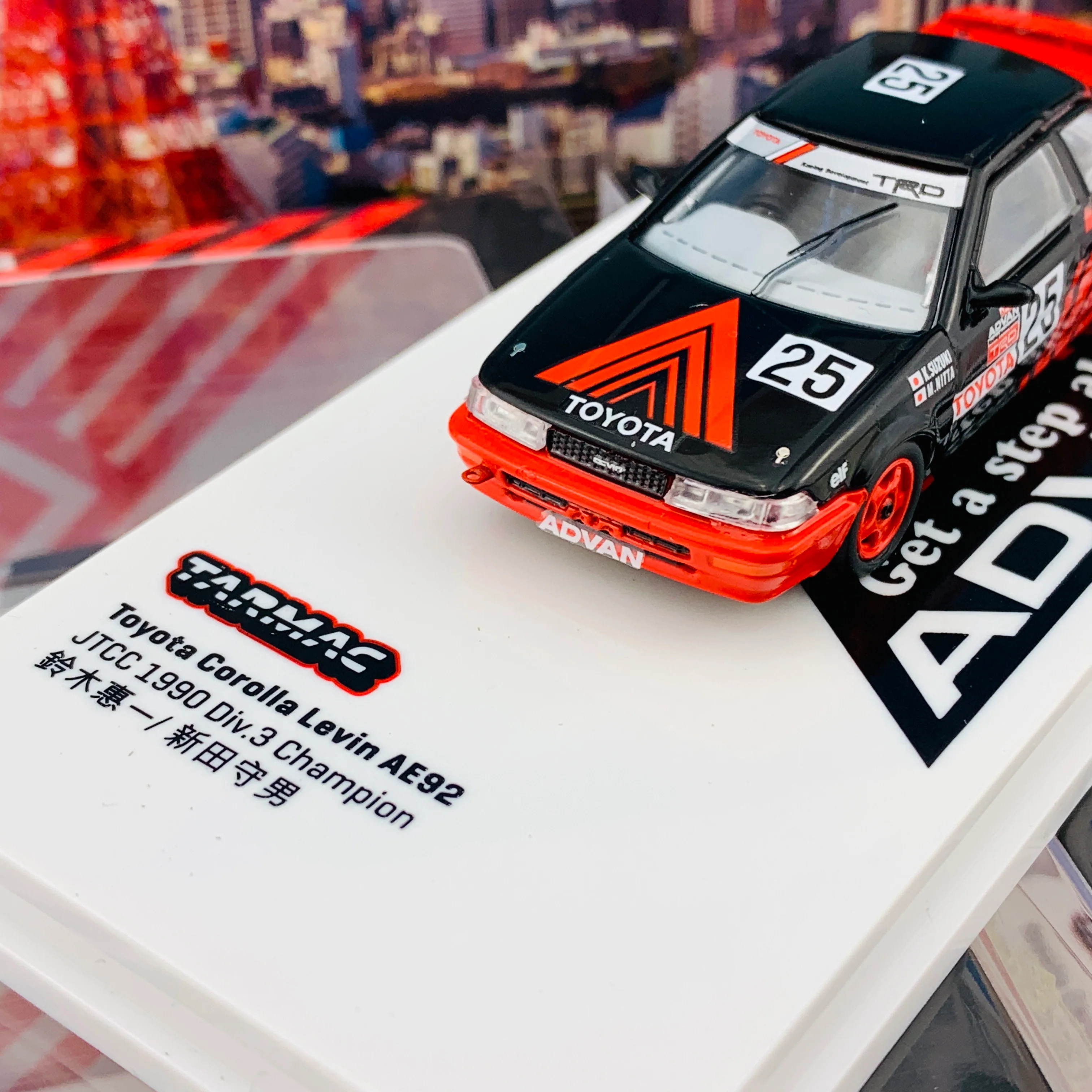 Tarmac Works 1/64 Toyota Corolla Levin AE92 JTCC 1990 Div.3 Champion 鈴木惠一/ 新田守男  T64-036-90JTC25 - Image 3