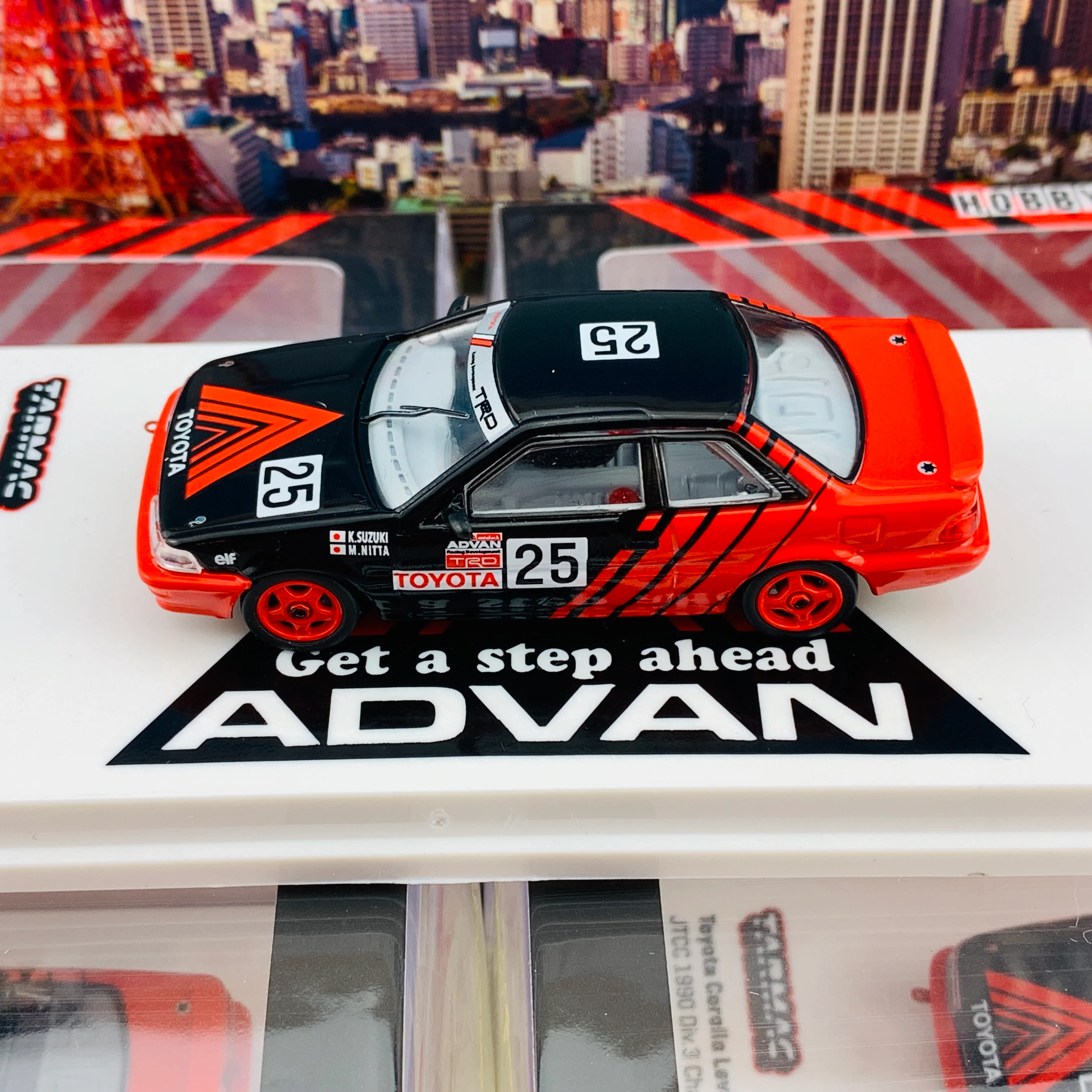 Tarmac Works 1/64 Toyota Corolla Levin AE92 JTCC 1990 Div.3 Champion 鈴木惠一/ 新田守男  T64-036-90JTC25 - Image 4