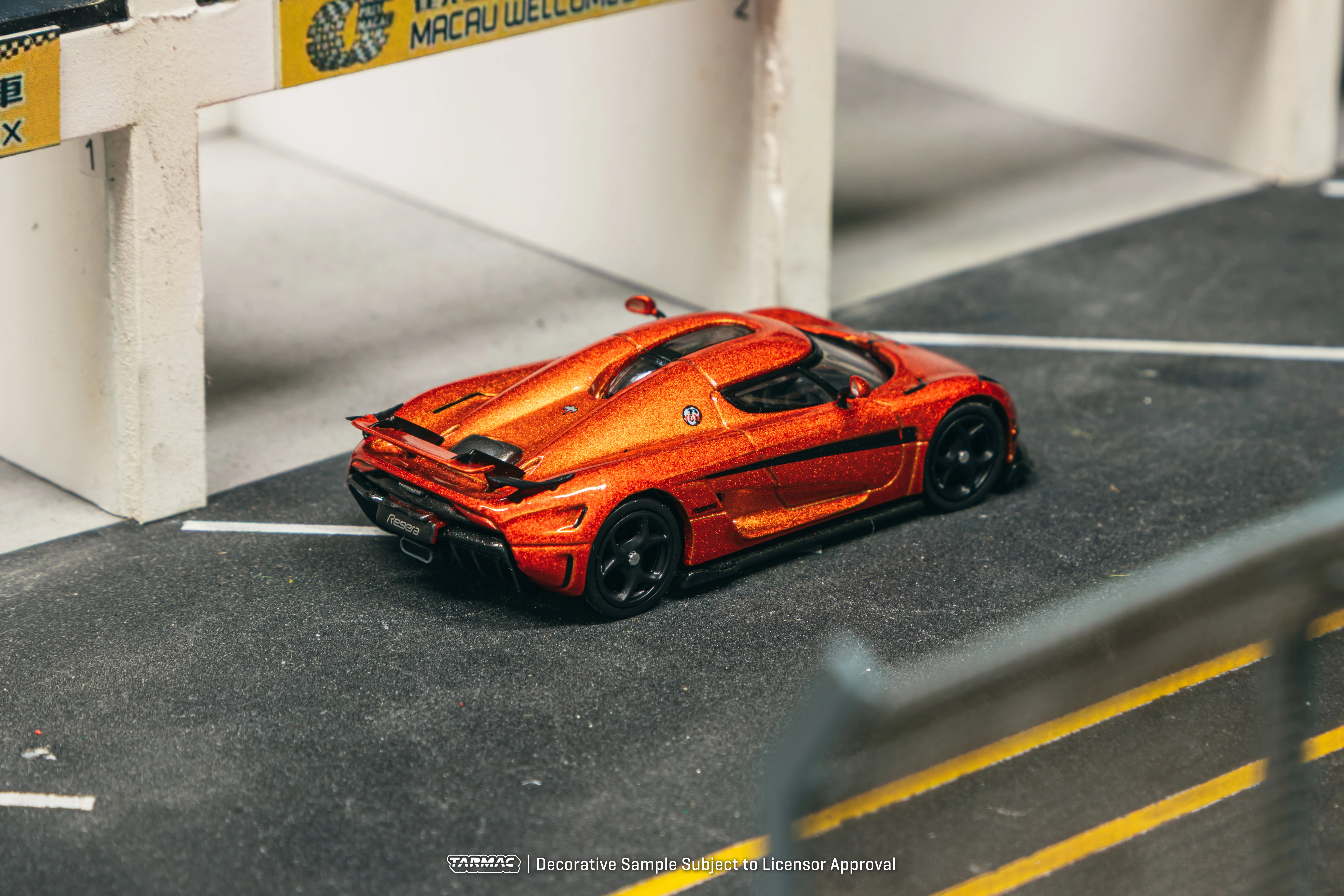 TARMAC WORKS GLOBAL64 1/64 Koenigsegg Regera Orange Metallic / Black Stripes T64G-TL017-OR - Image 2