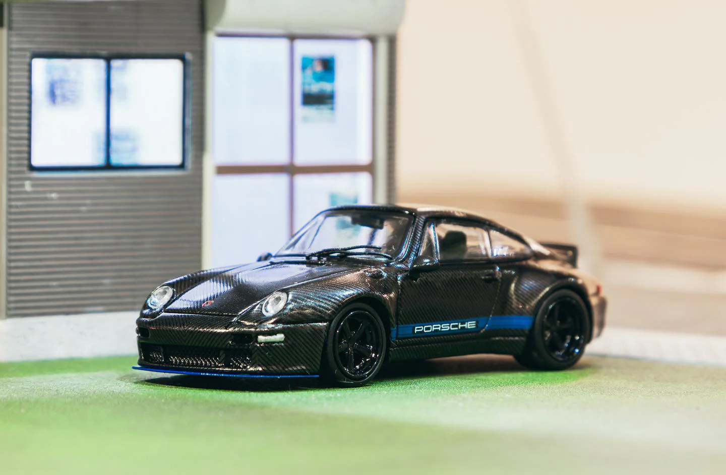TARMAC WORKS HOBBY64 1/64 993 Remastered By Gunther Werks Black Carbon Fiber T64-TL054-BCF - Image 2