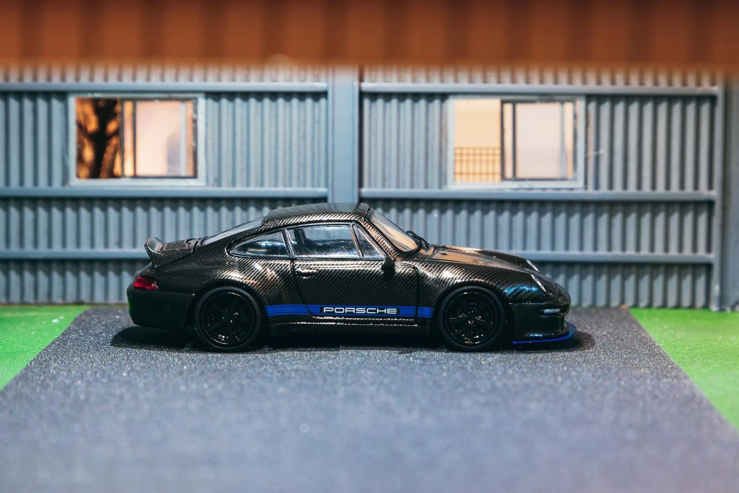 TARMAC WORKS HOBBY64 1/64 993 Remastered By Gunther Werks Black Carbon Fiber T64-TL054-BCF - Image 3