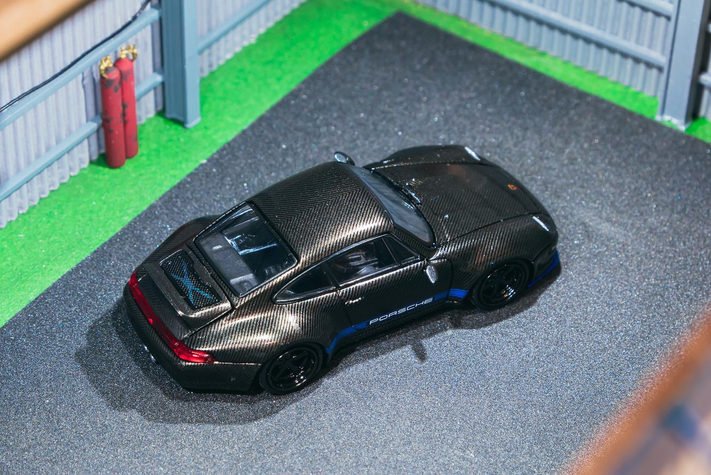 TARMAC WORKS HOBBY64 1/64 993 Remastered By Gunther Werks Black Carbon Fiber T64-TL054-BCF - Image 4
