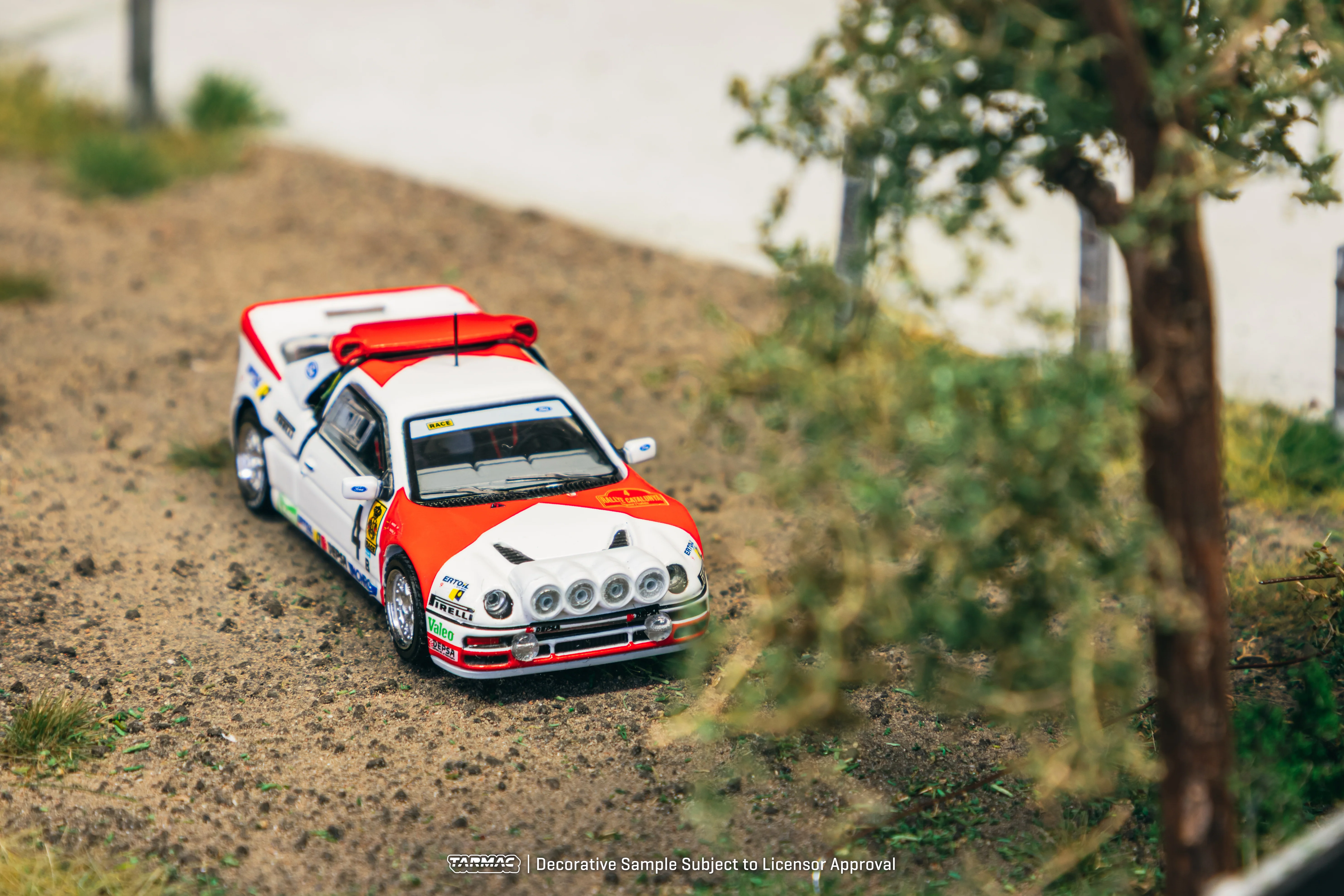 TARMAC WORKS HOBBY64+ 1/64 Ford RS200 Rallye Catalunya 1986 Antonio Zanini / Josep Autet T64P-001-86RC04 - Image 2