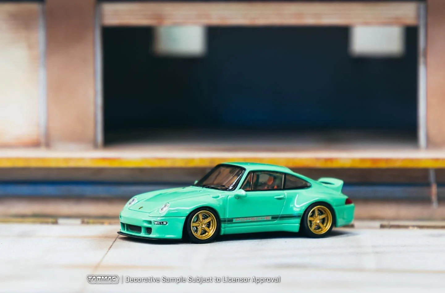 TARMAC WORKS HOBBY64 1/64 Gunther Werks 993 Green With Special Packaging Box T64-TL054-GR - Image 2