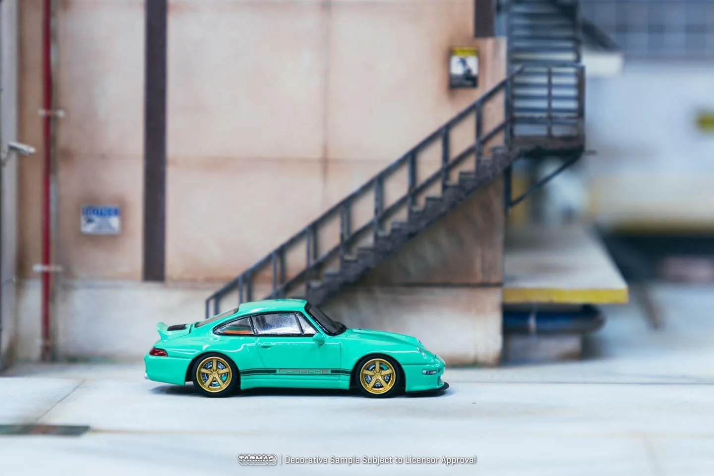 TARMAC WORKS HOBBY64 1/64 Gunther Werks 993 Green With Special Packaging Box T64-TL054-GR - Image 3