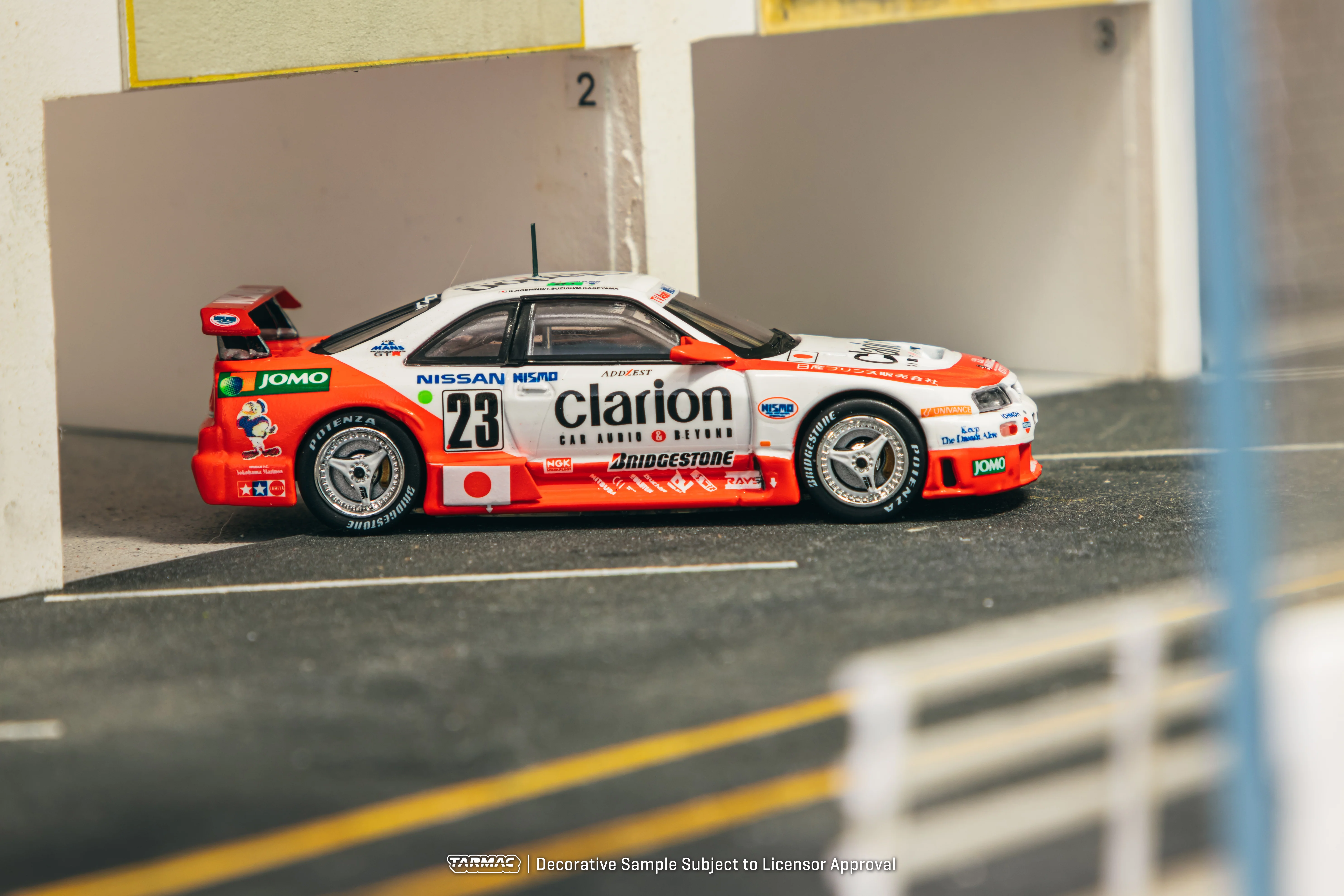 TARMAC WORKS HOBBY64 1/64 Nissan NISMO GT-R LM 24h of Le Mans 1995 Presentation K. Hoshino / T. Suzuki / M. Kageyama T64-067-95LM23 - Image 2
