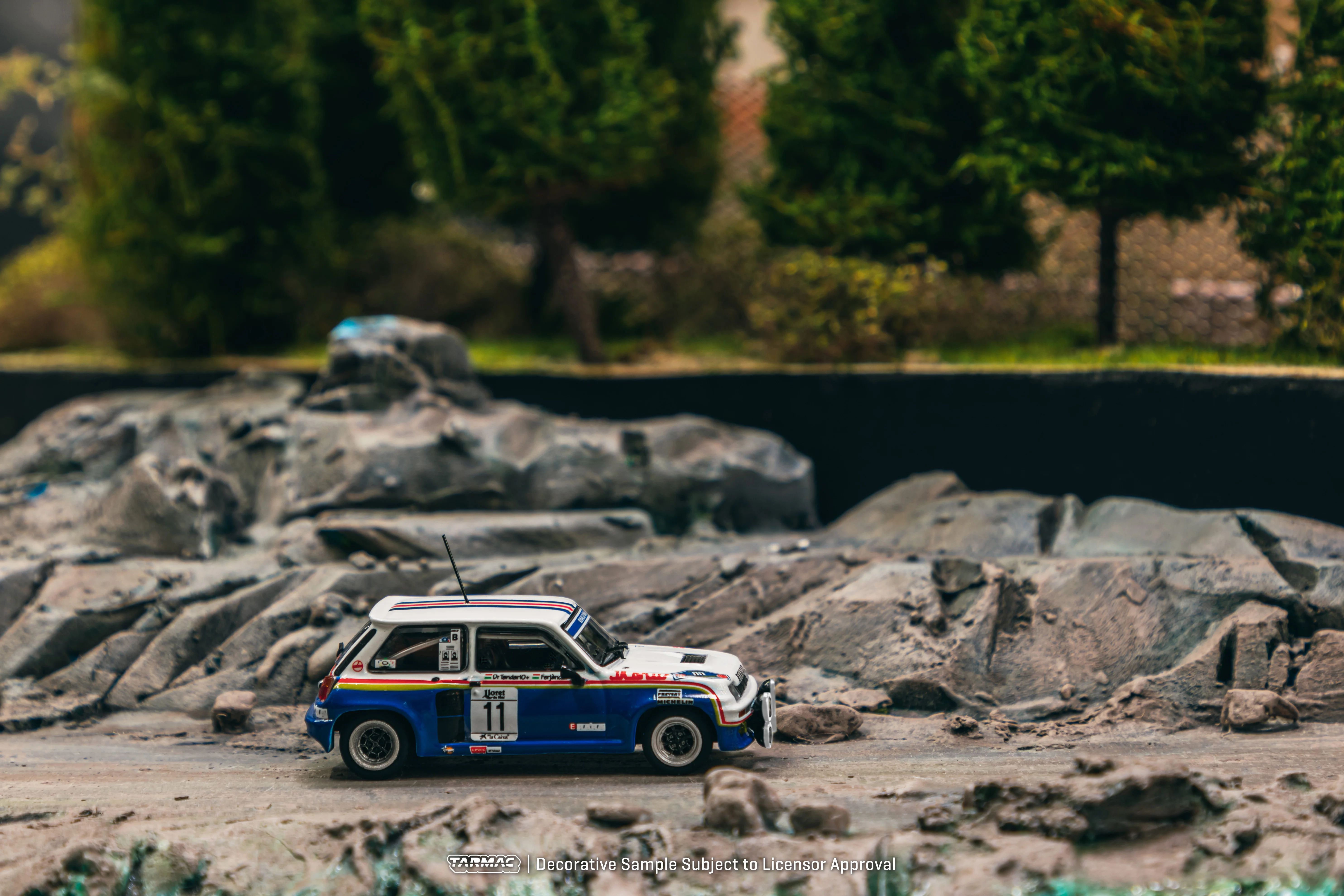 Tarmac Works HOBBY64 1/64 Renault 5 Turbo Rally Costa Brava 1985 Attila Ferjáncz / János Tandari T64-TL060-85RCB11 - Image 3