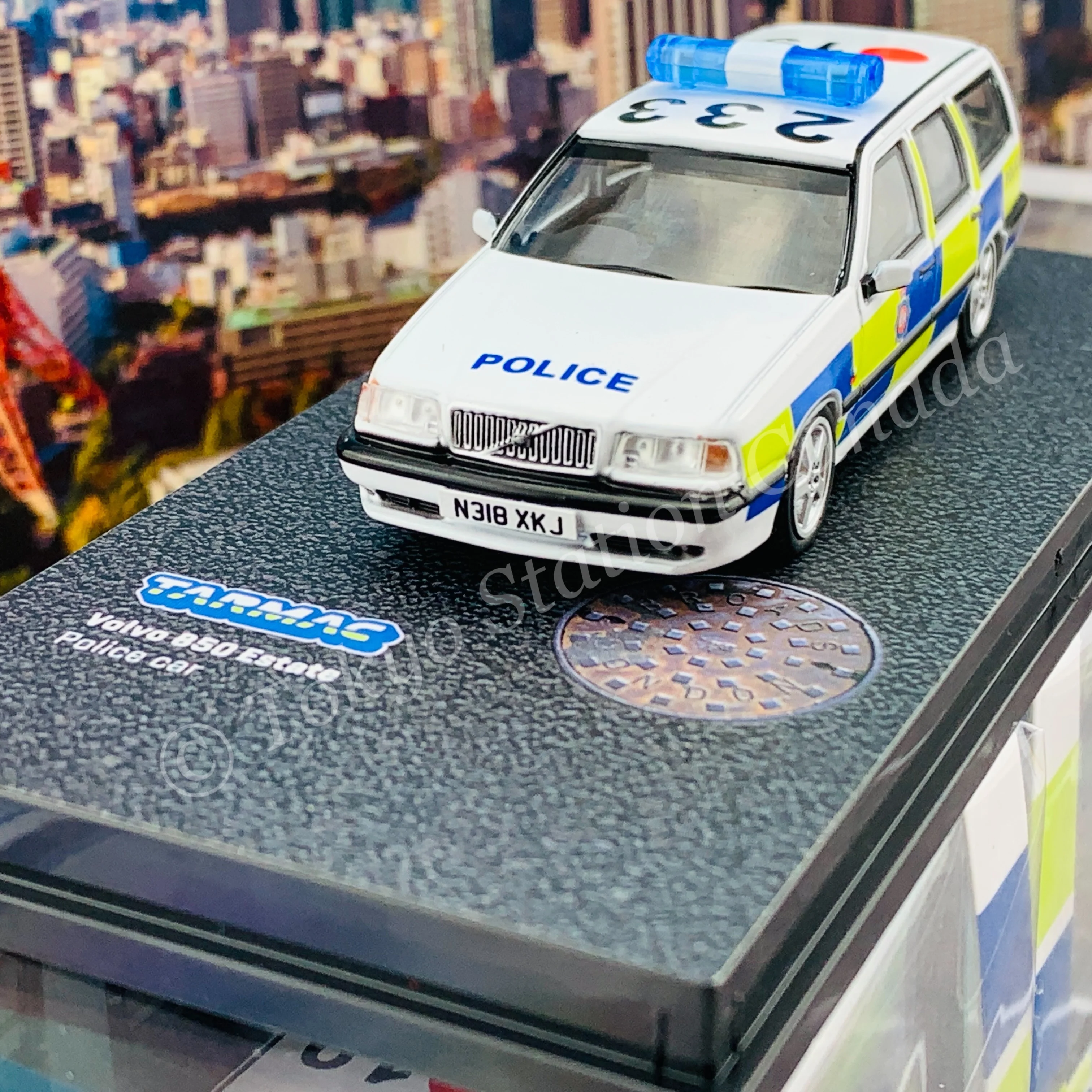Tarmac Works HOBBY64 Collection 1/64 Volvo 850 Estate Police car T64-039-PC - Image 2